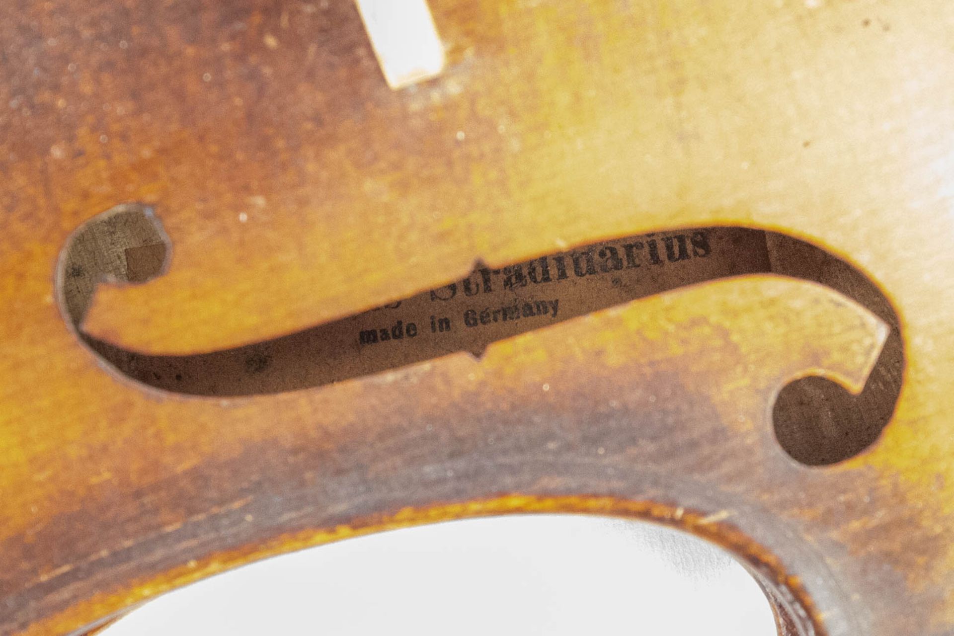 A collection of 3 musical instruments: 2 mandolines and a violin, after a model made by Stradivarius - Image 26 of 56