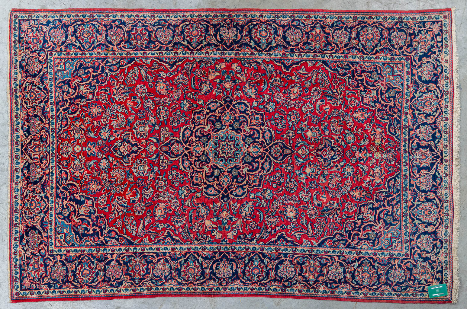 An Oriental hand-made carpet. (204 x 134 cm) - Image 5 of 5