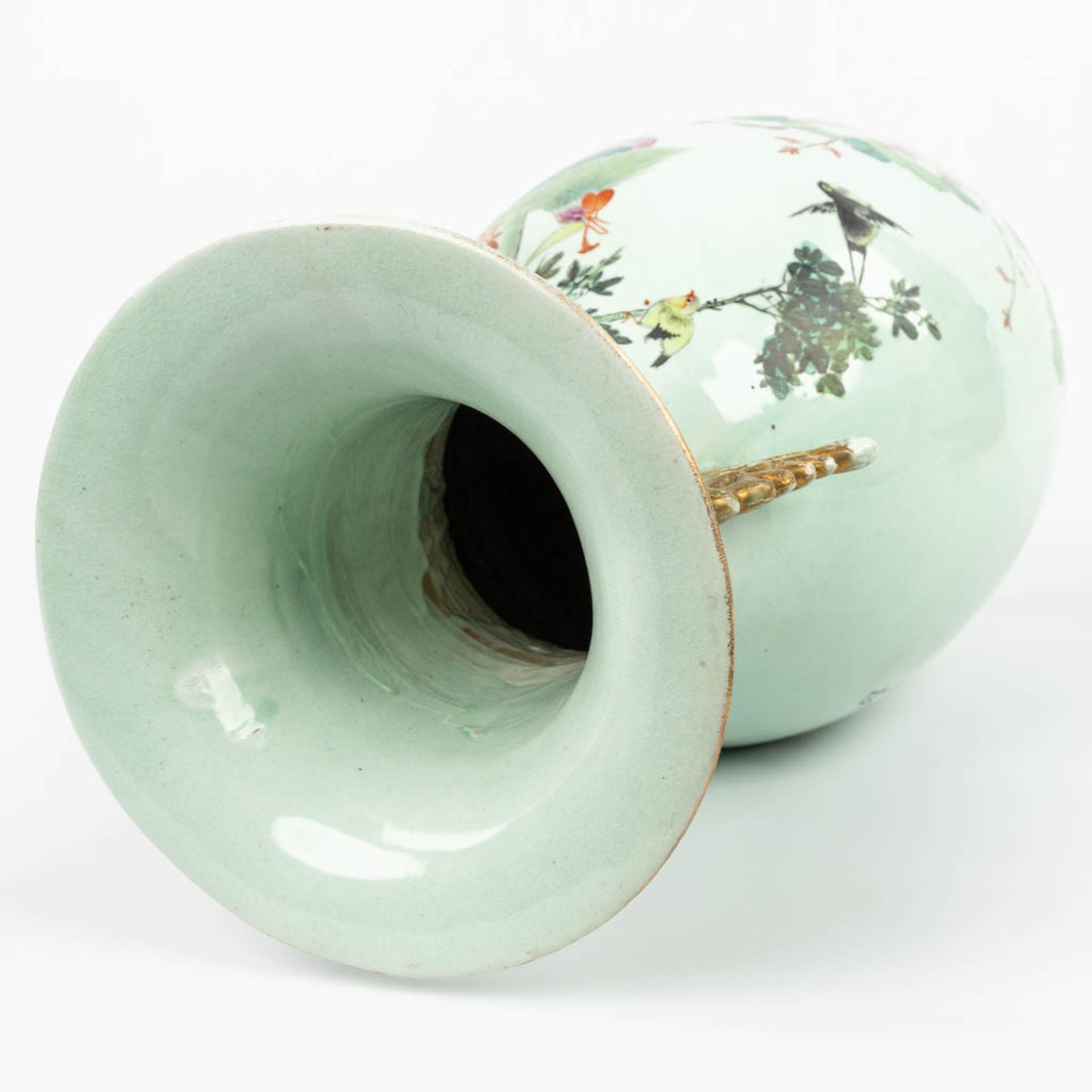 A Chinese vase made of porcelain and decorated with birds. (H:57cm) - Image 7 of 16