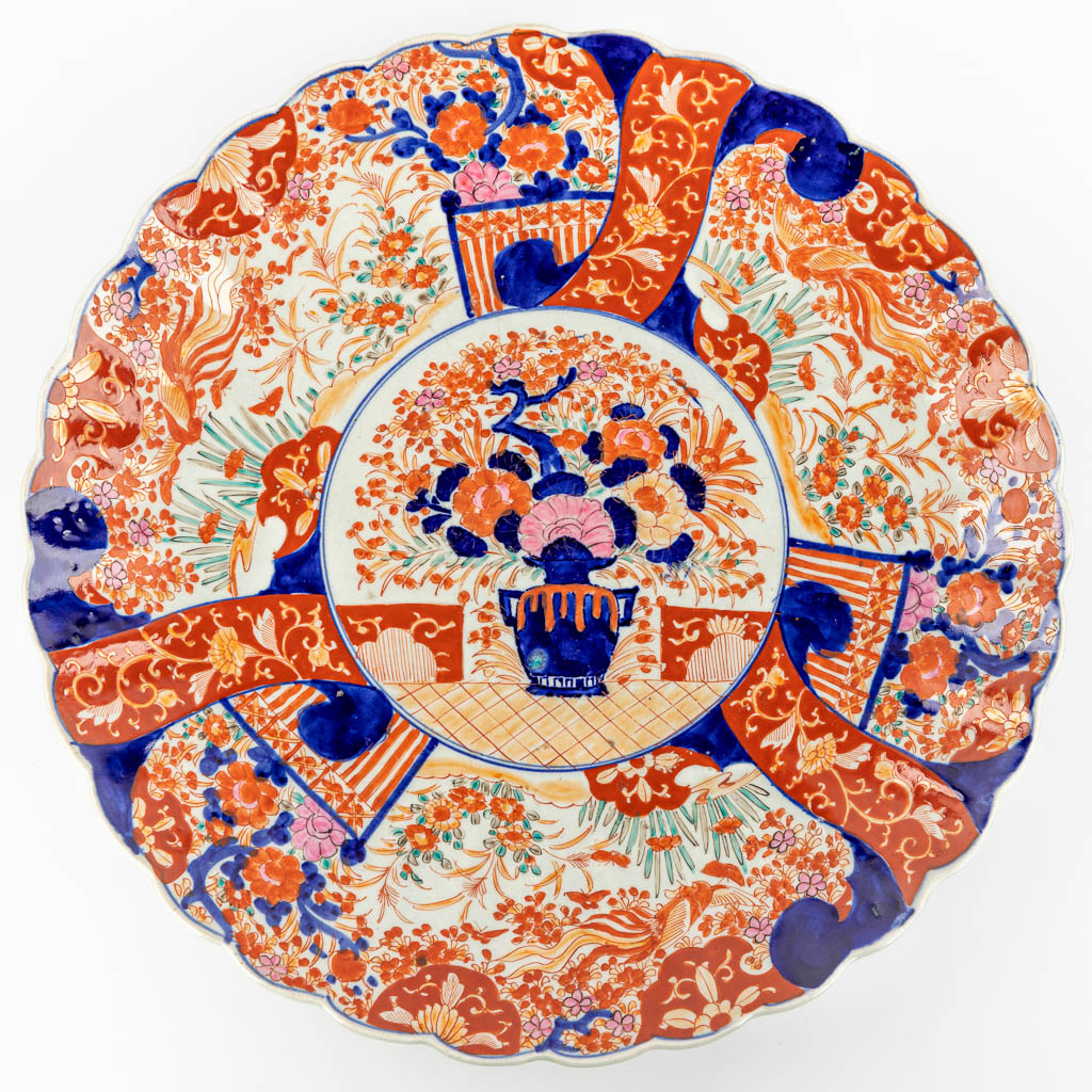 A large Japanese plate made of Imari porcelain. - Image 8 of 12