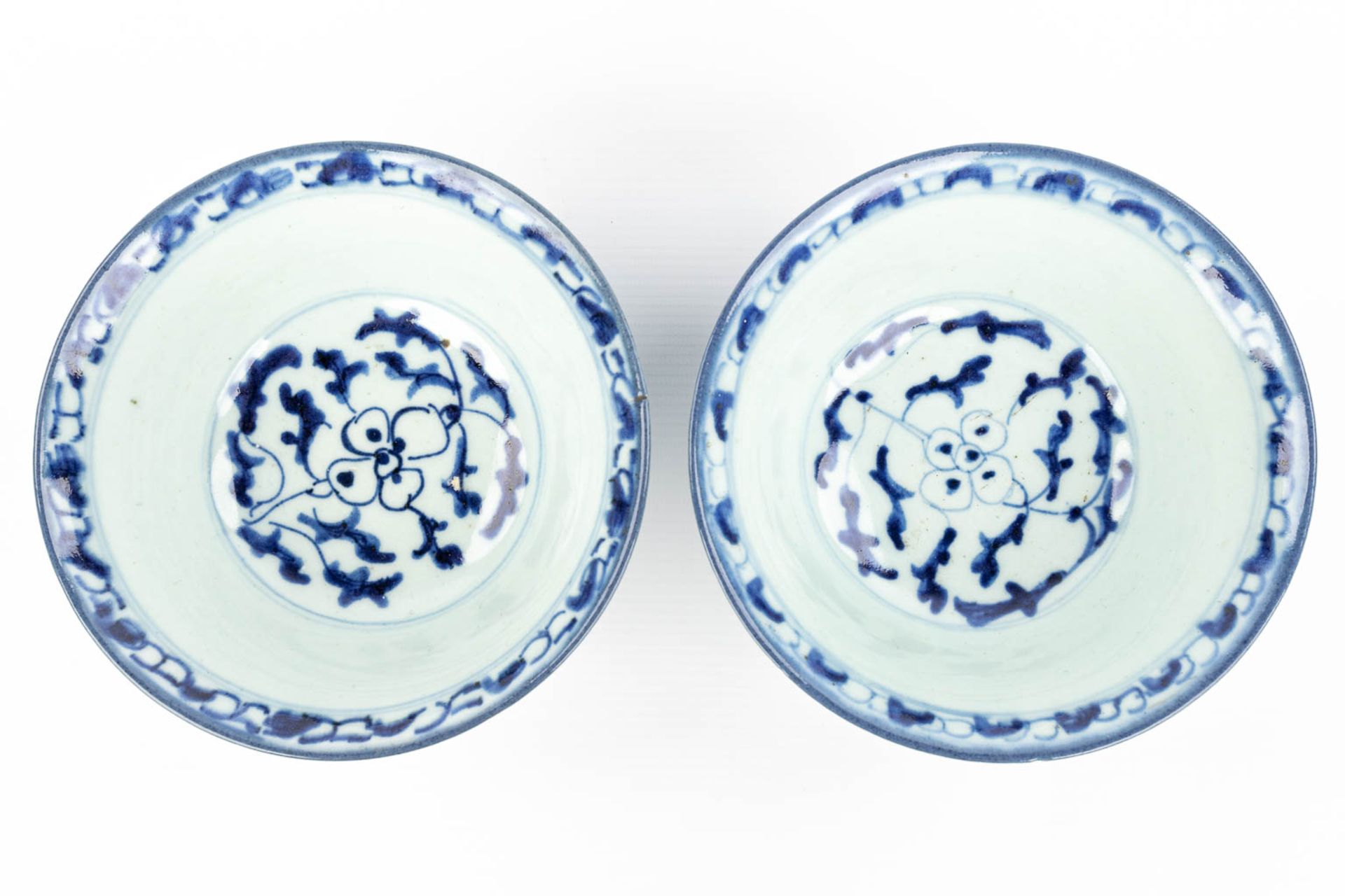 A pair of Chinese bowls made of porcelain with a blue-white decor. (H:7,2cm) - Image 9 of 13