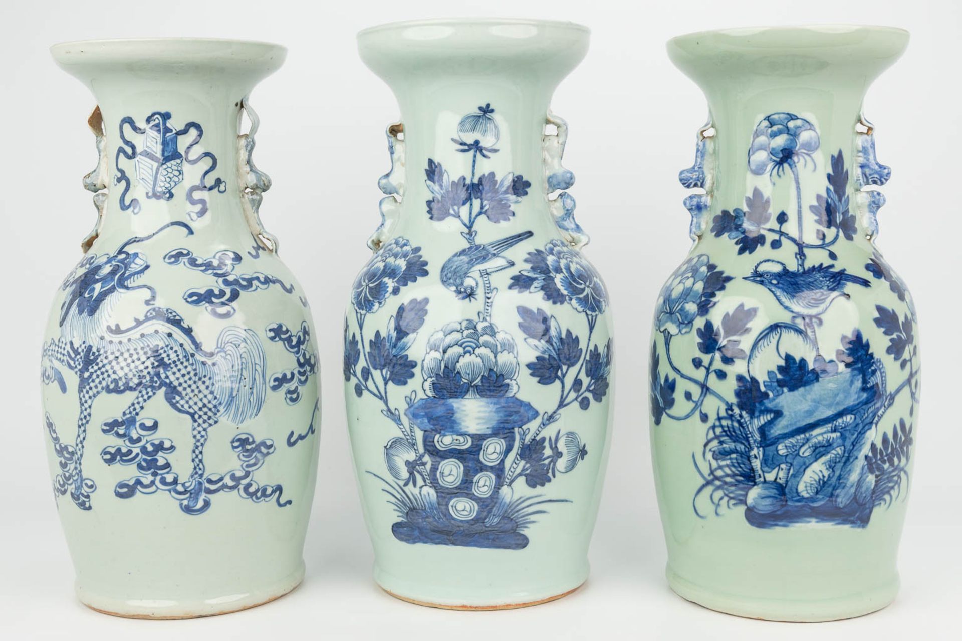 A collection of 3 vases made of Chinese porcelain with blue-white decor. (H:42cm) - Bild 13 aus 17