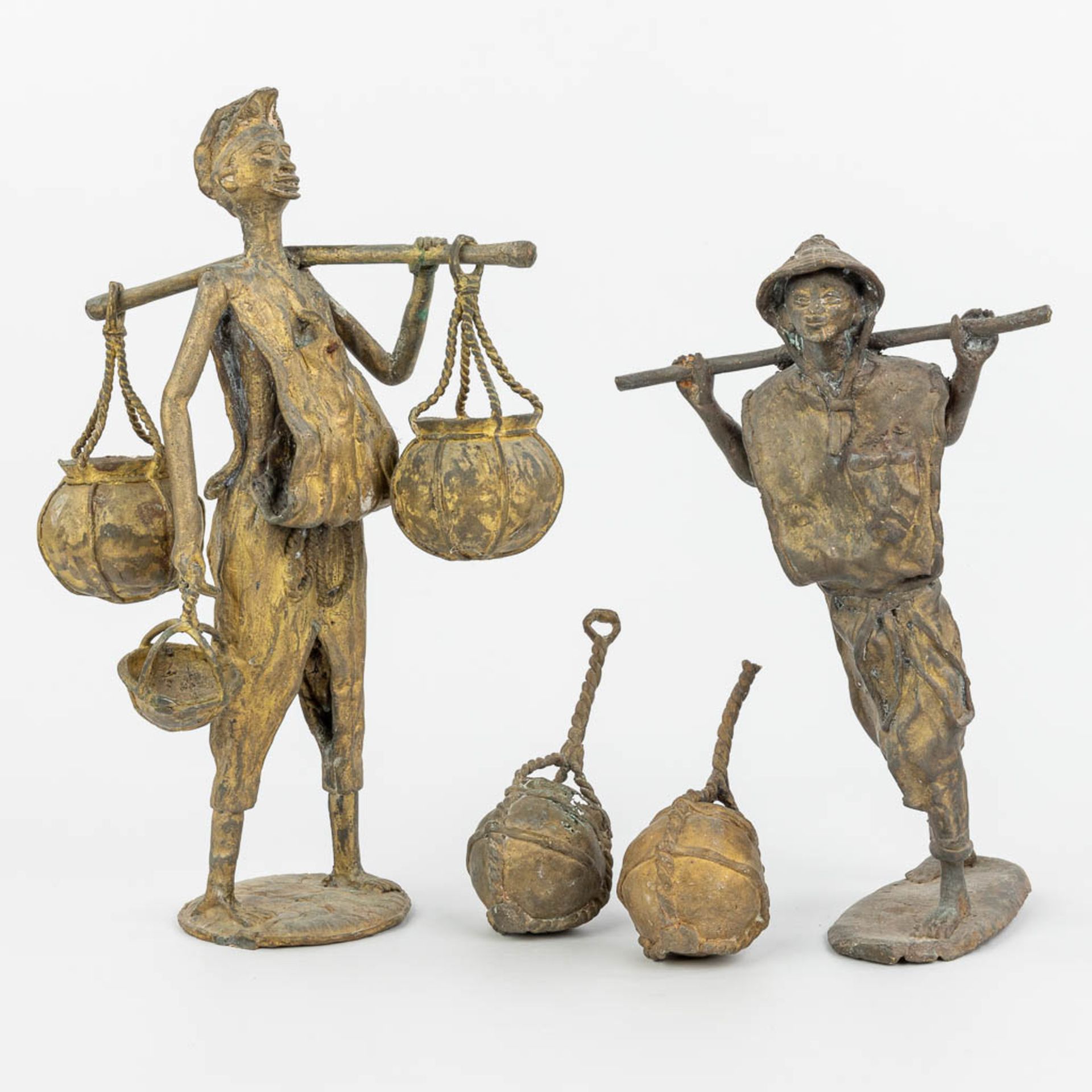 A set of 2 bronze statues of Asian figurines with baskets. (H:36cm)