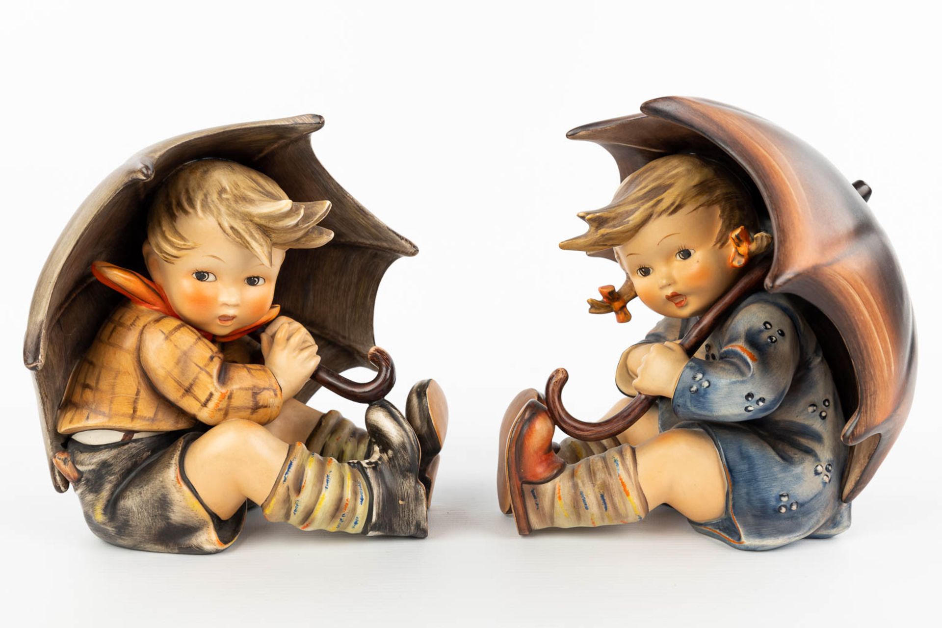 A collection of 2 statues of children with an umbrella made by Hummel. (H:19cm) - Image 5 of 13
