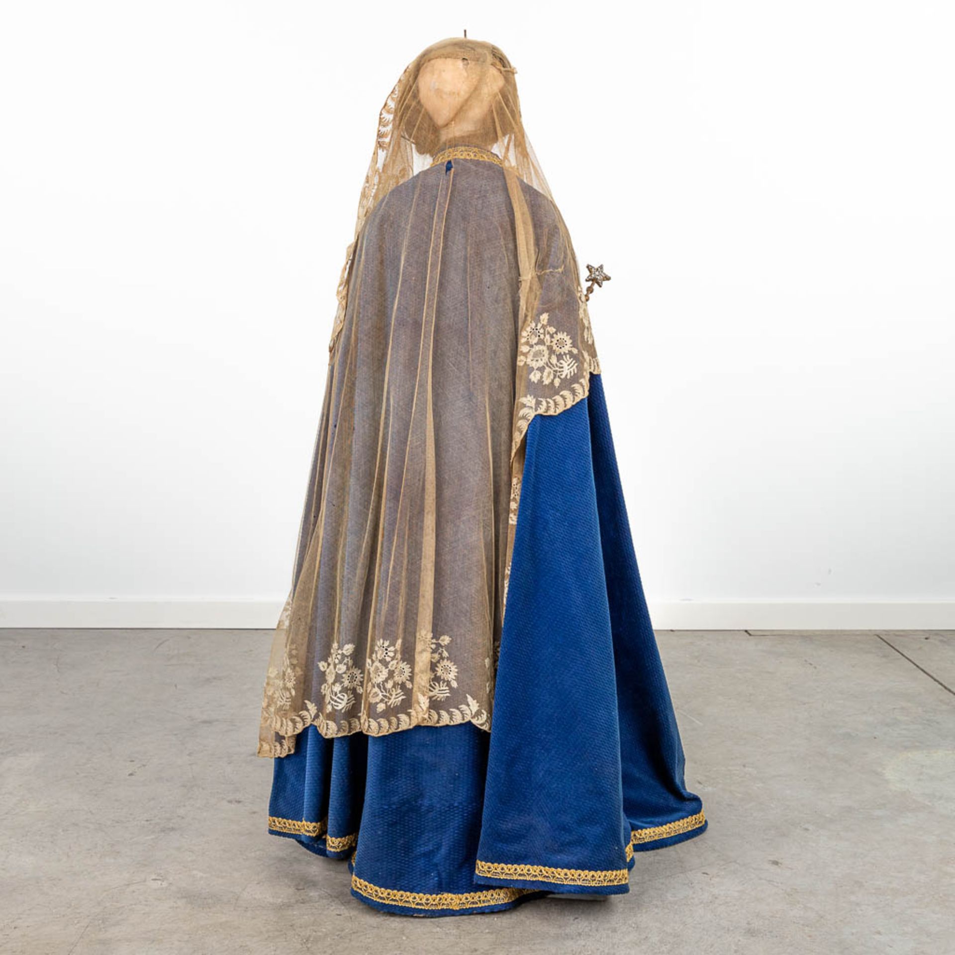 A procession madonna with robes, real hair and made of sculptured wood. 19th century. - Image 9 of 13