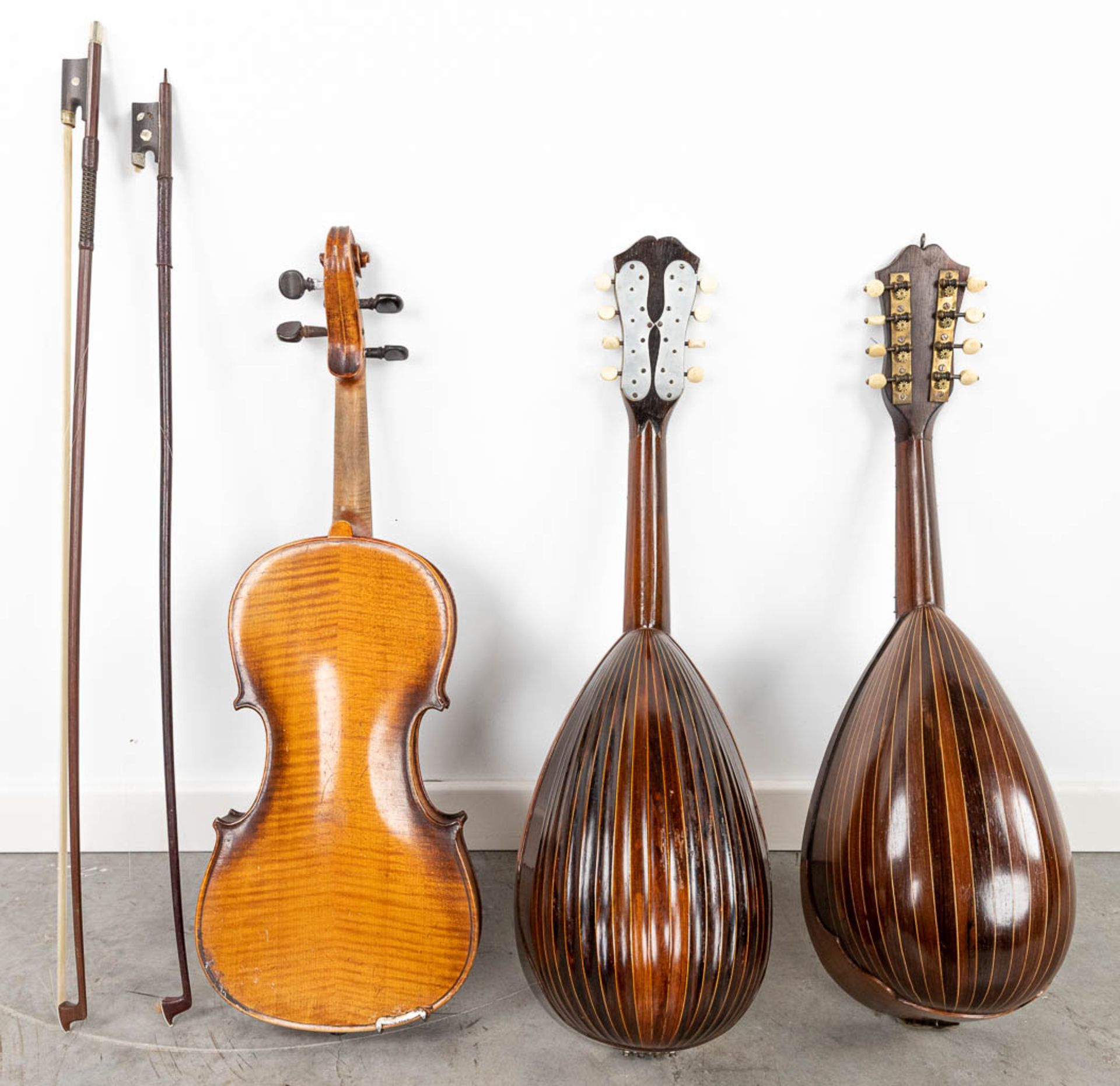 A collection of 3 musical instruments: 2 mandolines and a violin, after a model made by Stradivarius - Image 55 of 56
