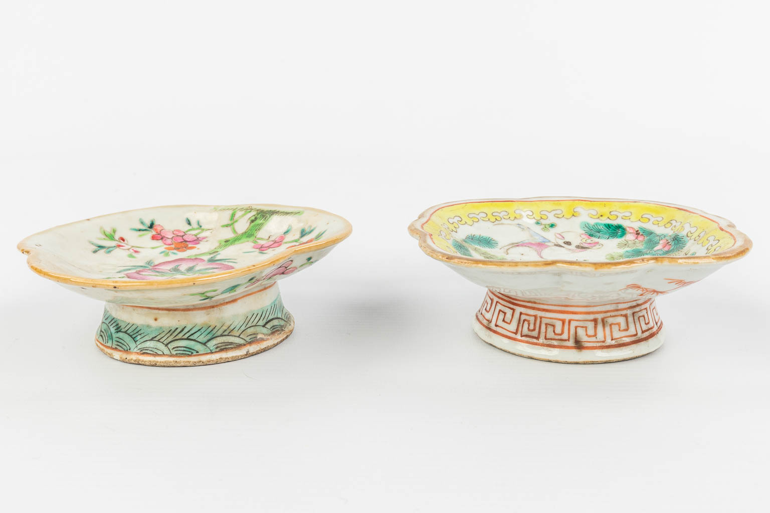 A collection of 2 Oriental bowls with images of peaches and fish. 19th century. (H:3,5cm) - Image 9 of 13
