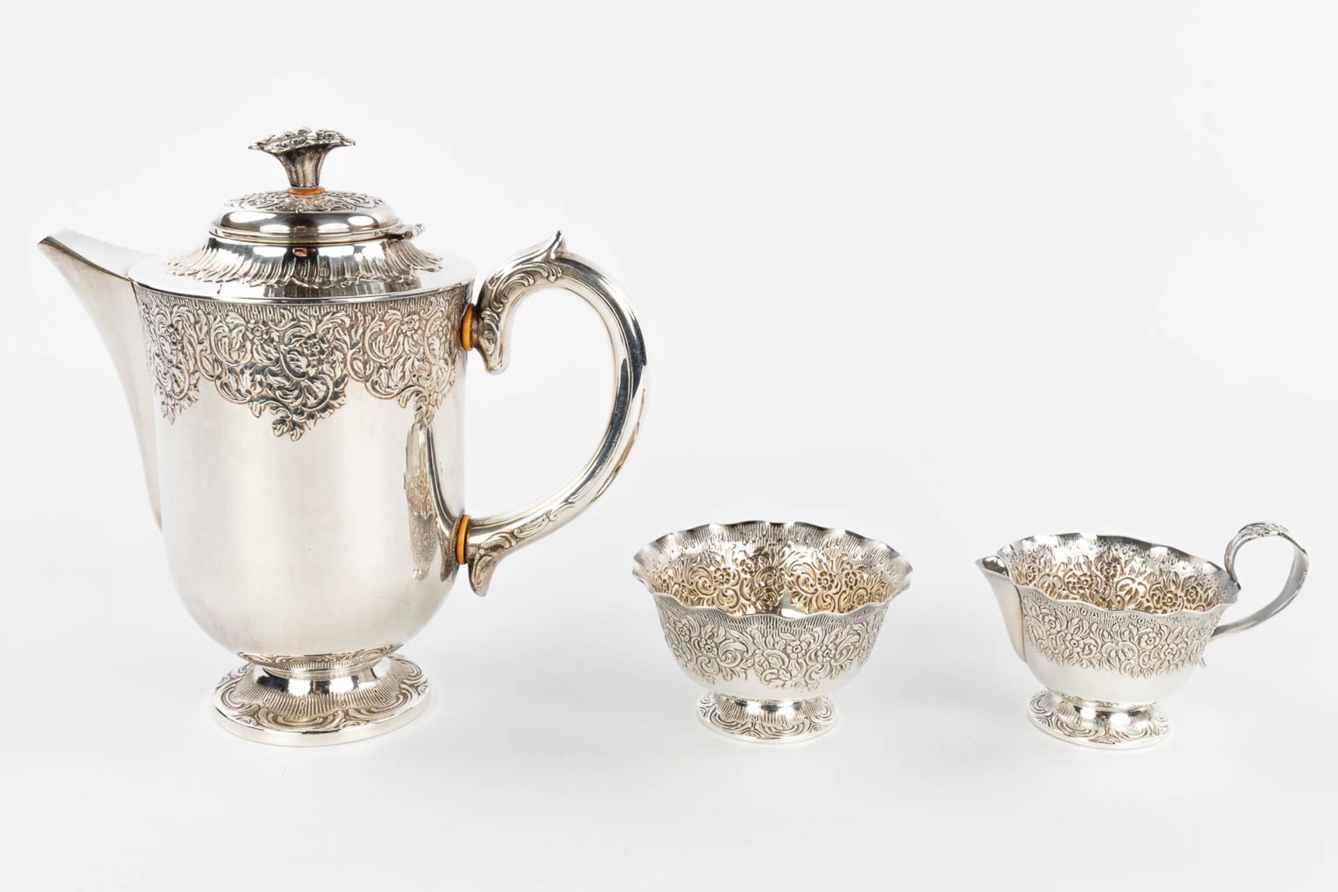 A silver-plated coffee service on a platter with sugar pot, coffee pot and milk jug. (H:22cm) - Image 6 of 18