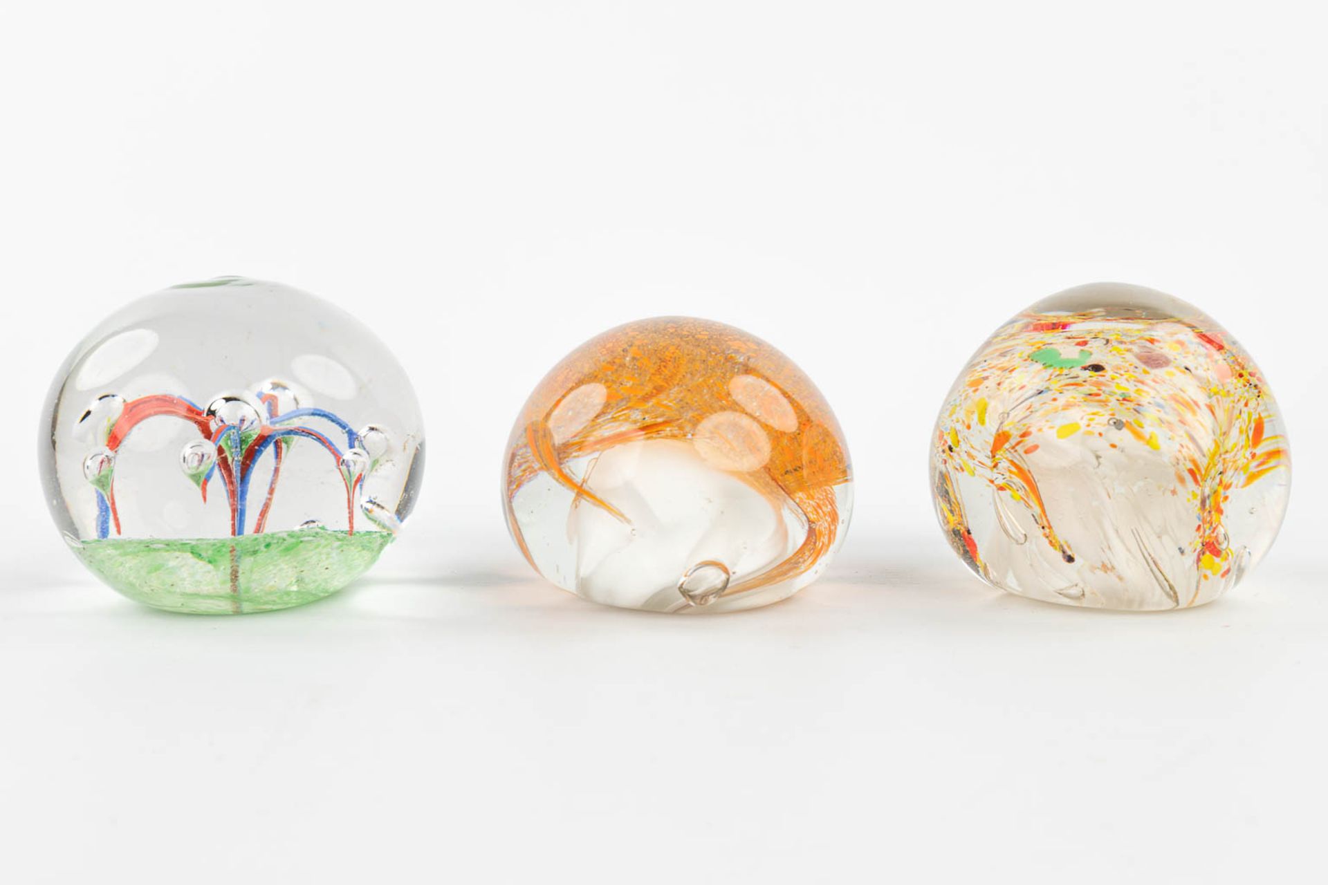 A collection of 7 paperweights made in Murano and decorated with abstract glass art. (H:7,5cm) - Image 9 of 14