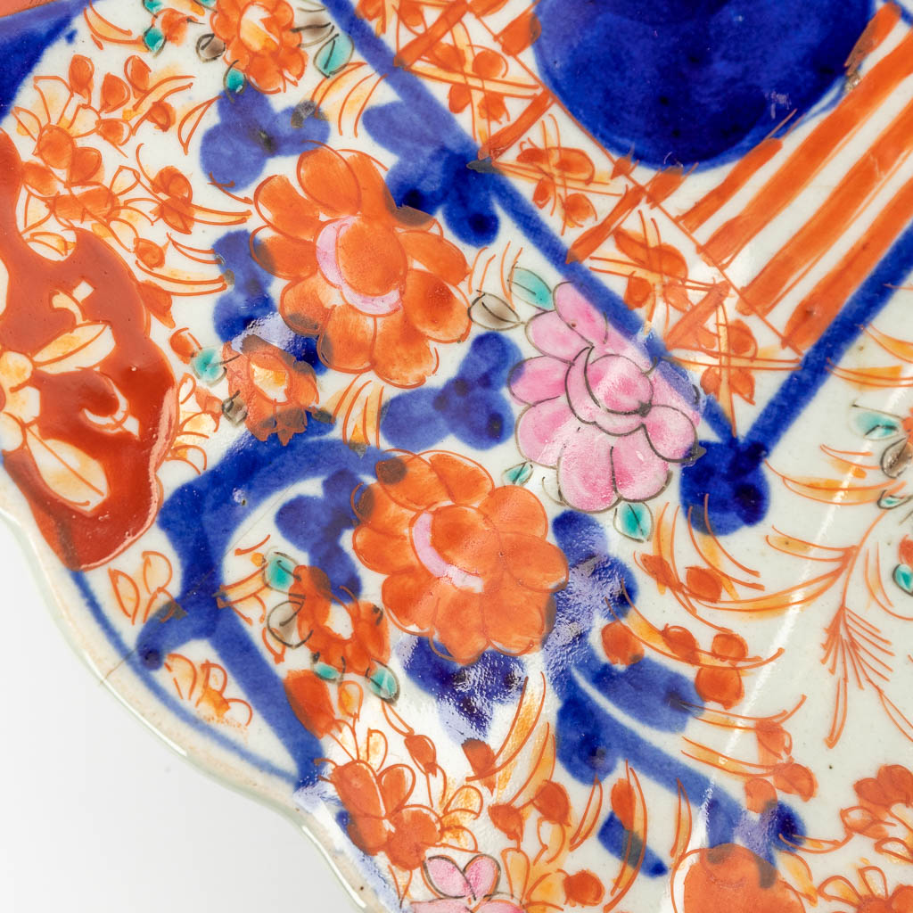 A large Japanese plate made of Imari porcelain. - Image 11 of 12