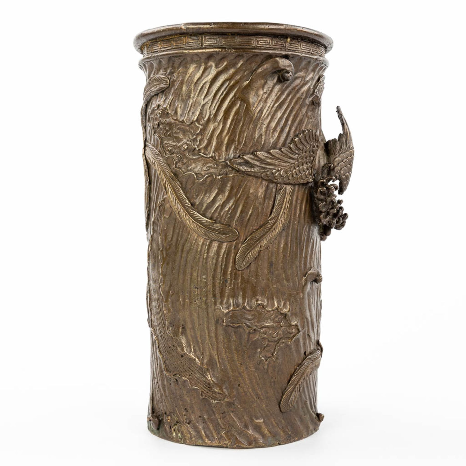 A brush pot made of bronze and decorated with mythological figurines, cranes and bonsai tree. (H:25) - Bild 6 aus 11