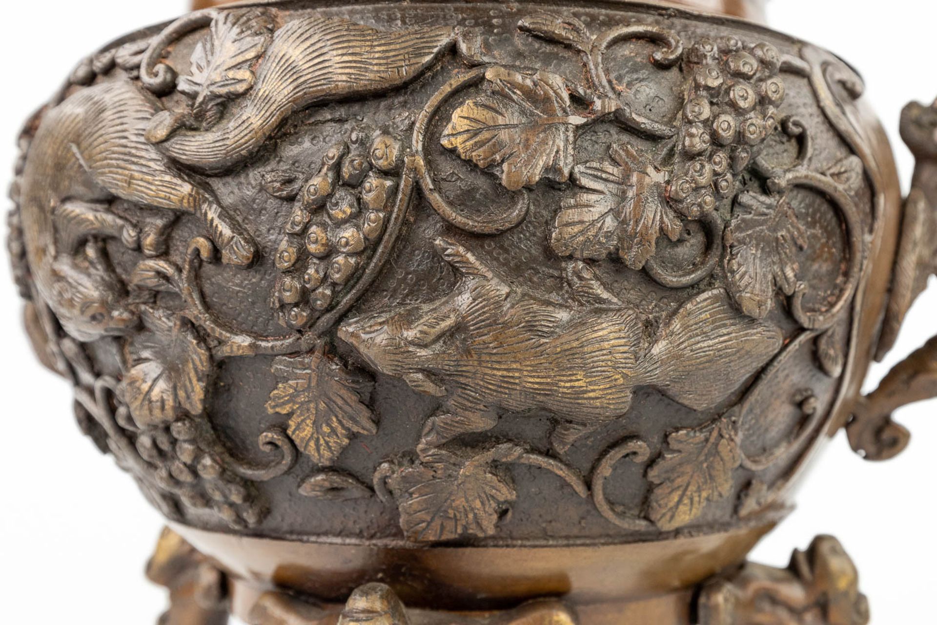 An Oriental Brûle Parfum made of patinated bronze and decorated with figurines. (H:28cm) - Image 12 of 16