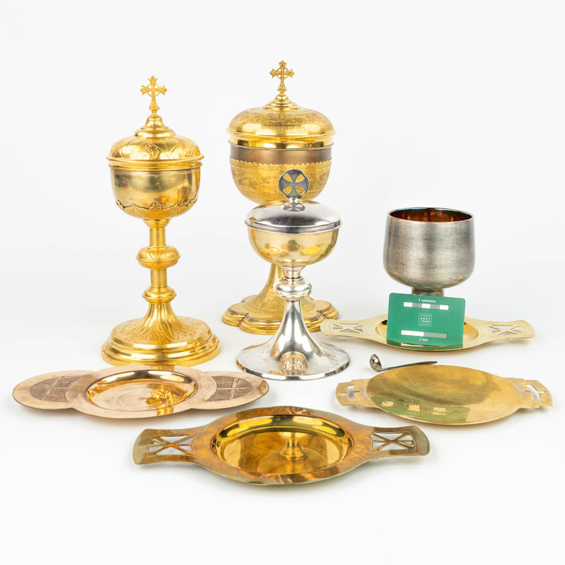 A collection of 3 ciboria, a chalice and 4 patens/trays. (H:32cm) - Image 4 of 14