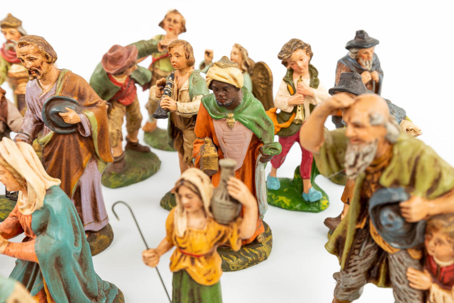 A large and extended Nativity scene with figurines and animals made of papier maché. - Image 16 of 20