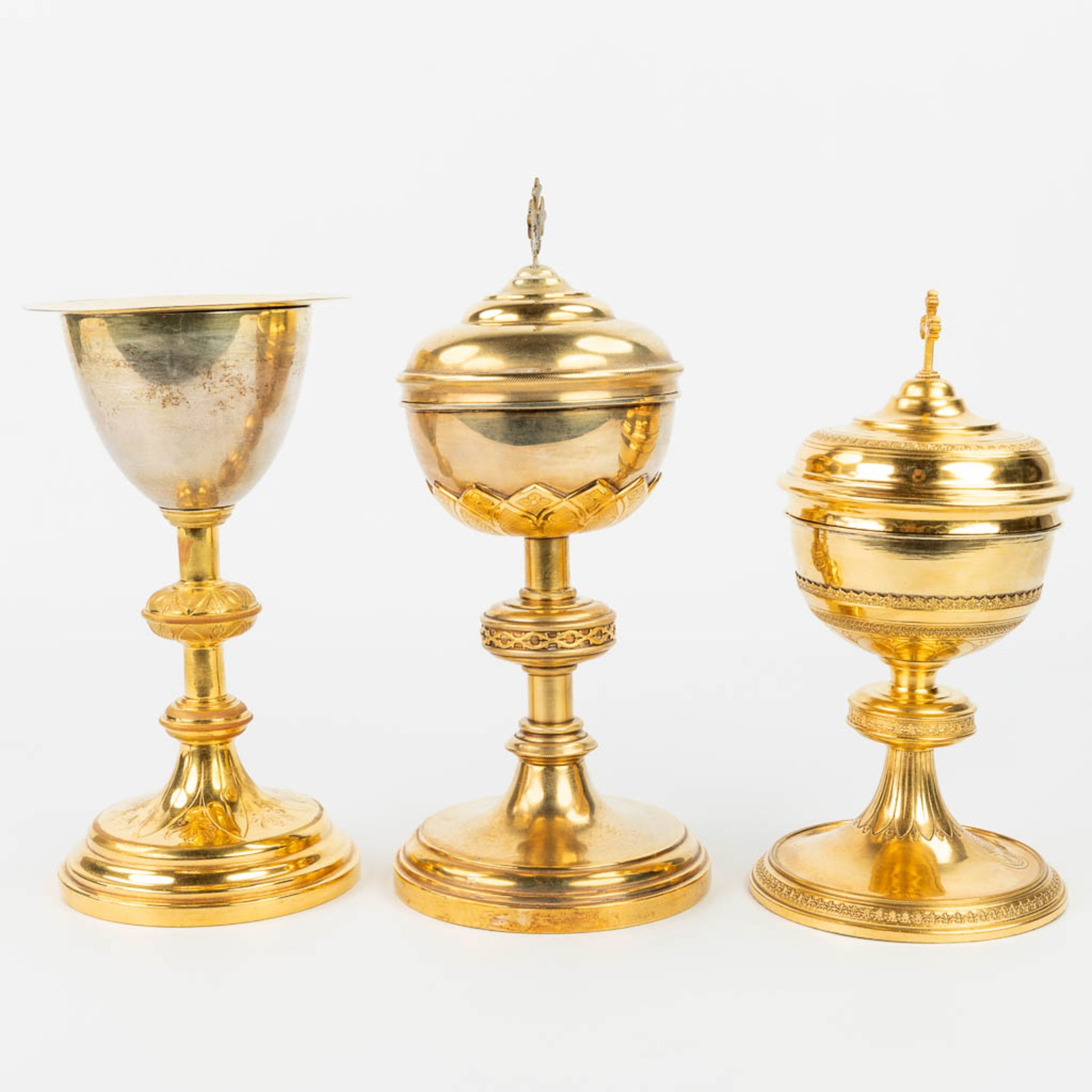 A collection of 4 large ciboria and a chalice made of silver and gold plated metal. - Image 3 of 24