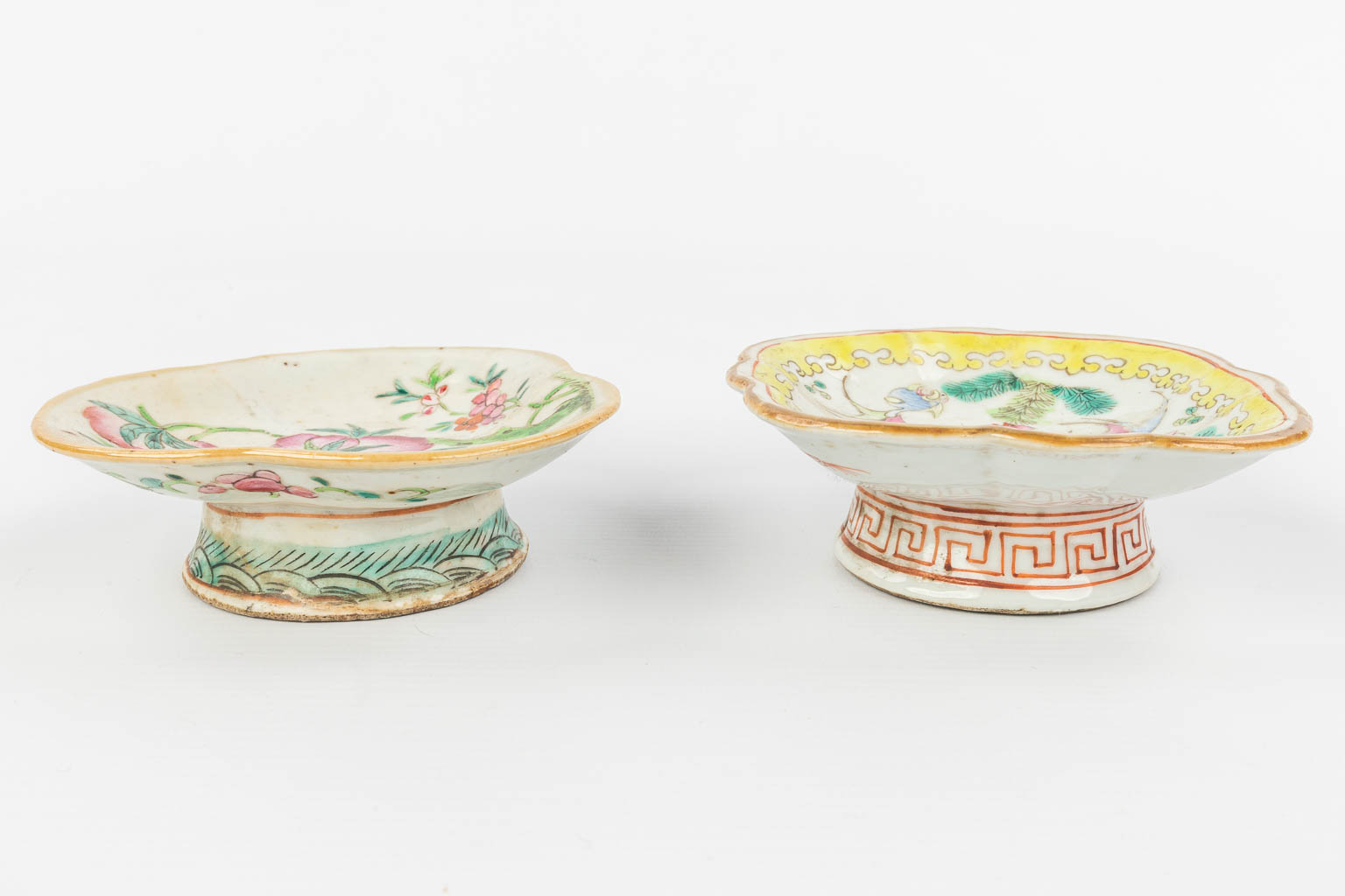 A collection of 2 Oriental bowls with images of peaches and fish. 19th century. (H:3,5cm) - Image 4 of 13