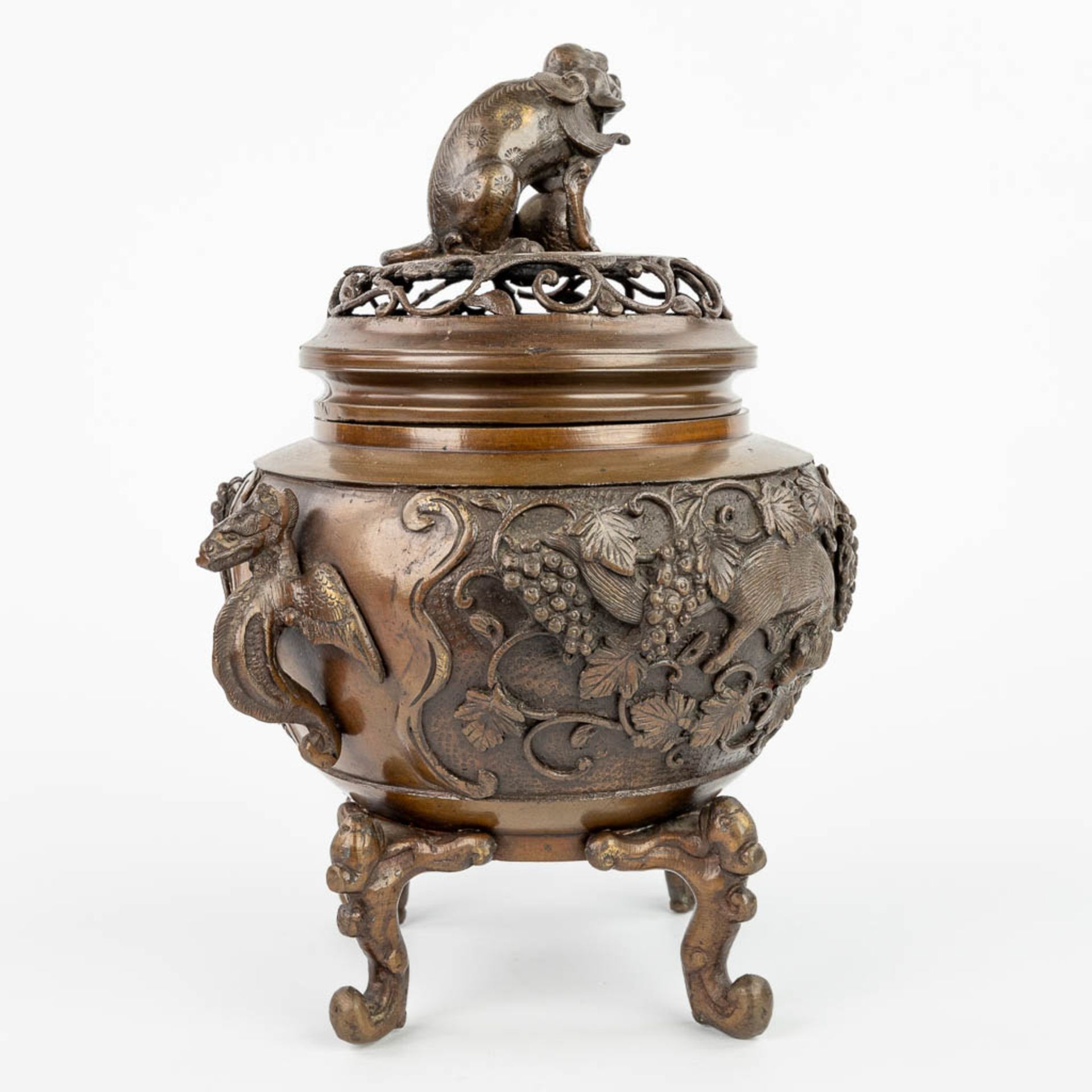 An Oriental Brûle Parfum made of patinated bronze and decorated with figurines. (H:28cm) - Image 3 of 16