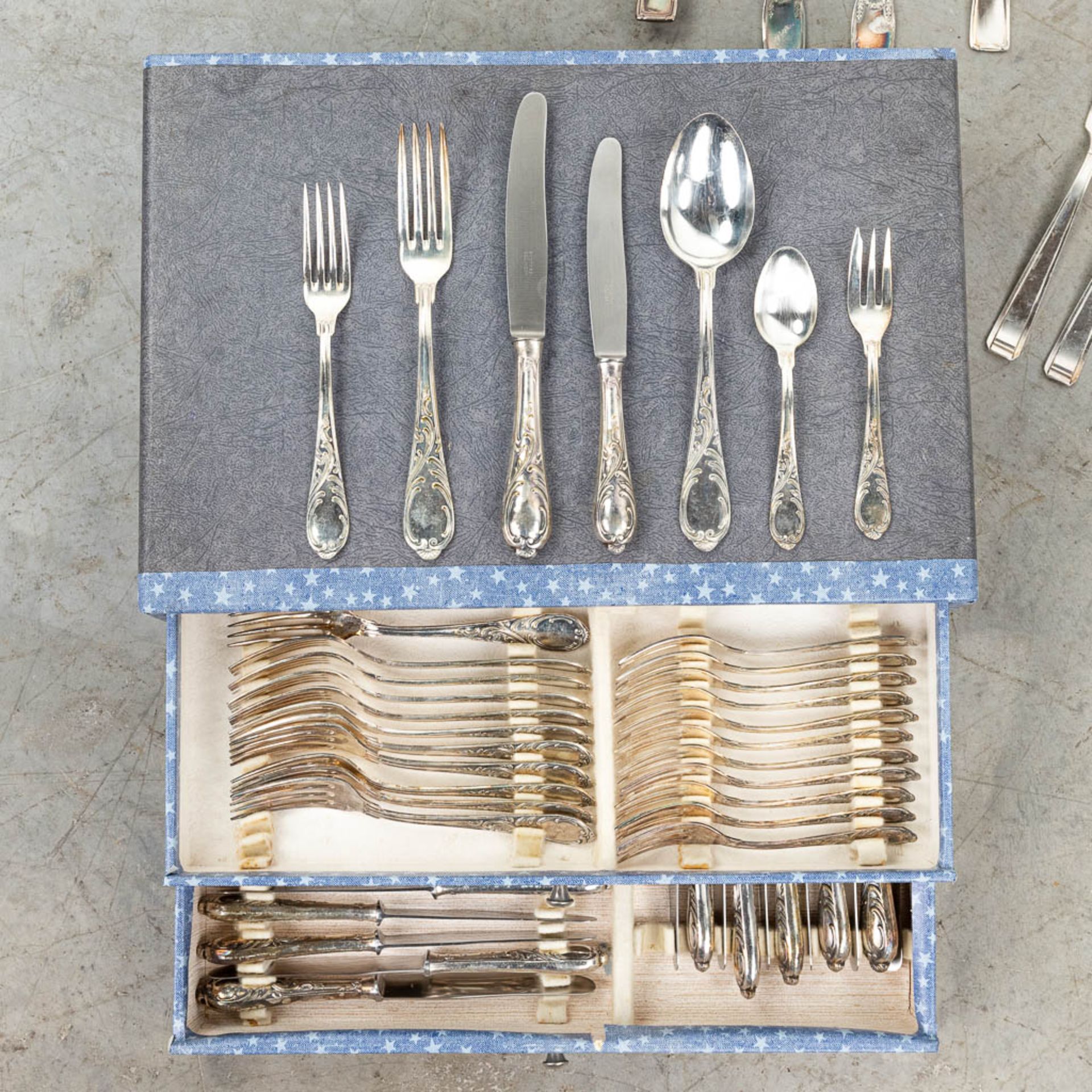 An assembled collection of silver-plated cutlery and accessories. - Image 7 of 15