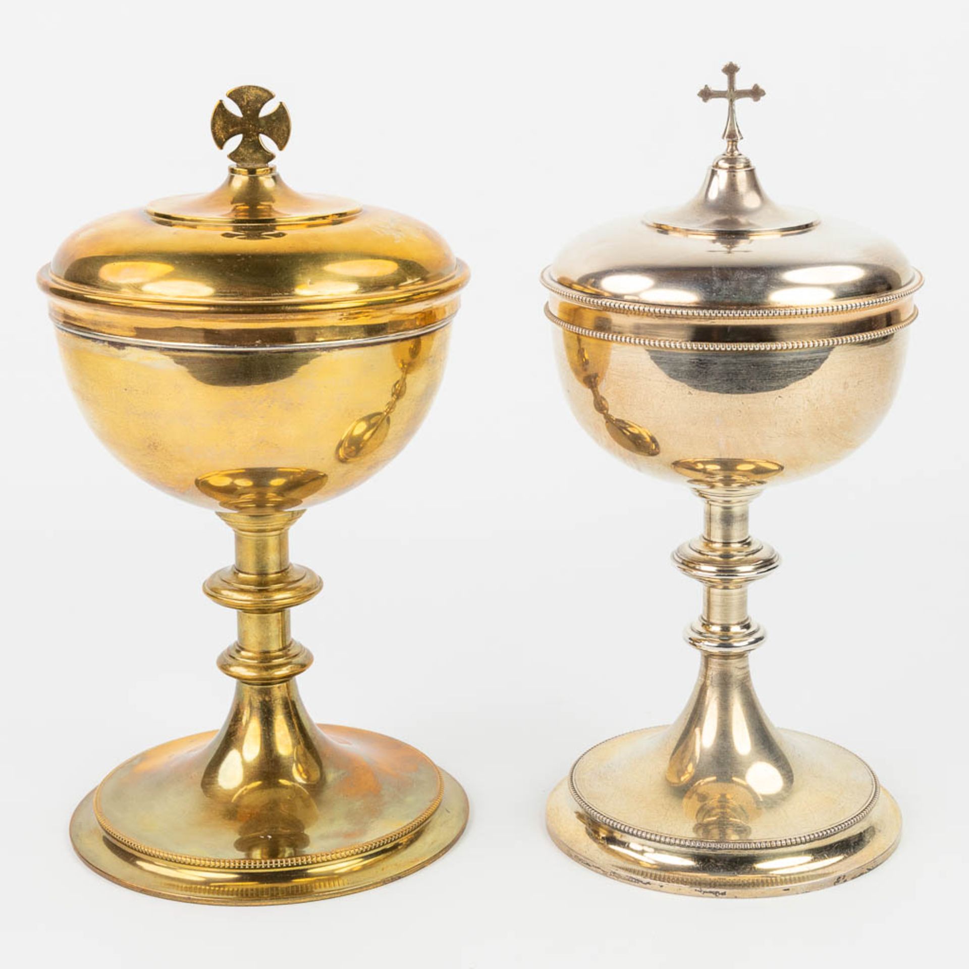 A collection of 4 large ciboria and a chalice made of silver and gold plated metal. - Image 18 of 24