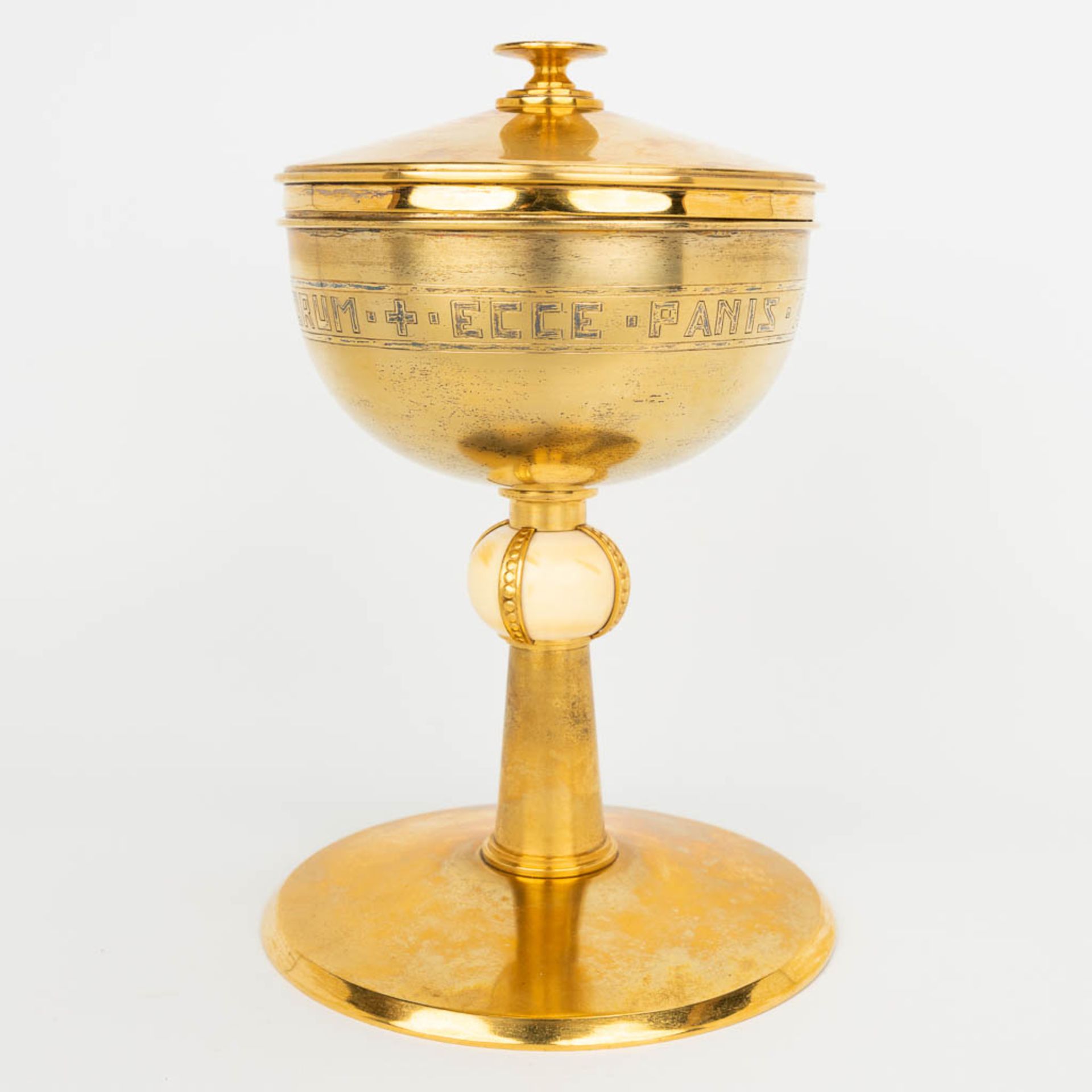 An art deco ciboria 'Viatorum Ecce Panis' and made of gold-plated silver. (H:25cm) - Image 5 of 12