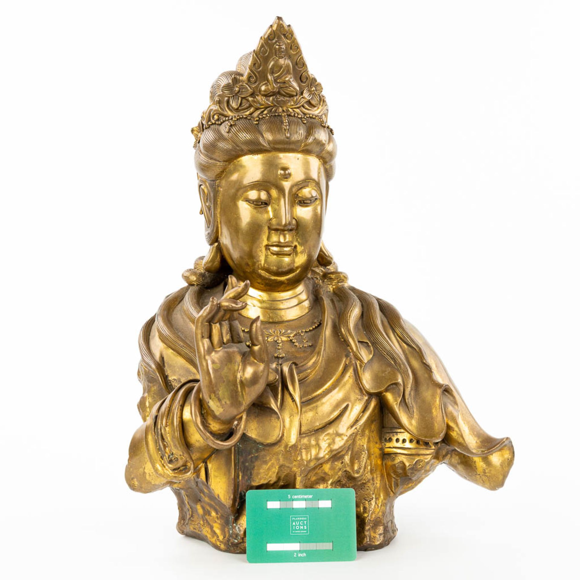 A figurine of Guanyin made of bronze. (H:43cm) - Image 2 of 10