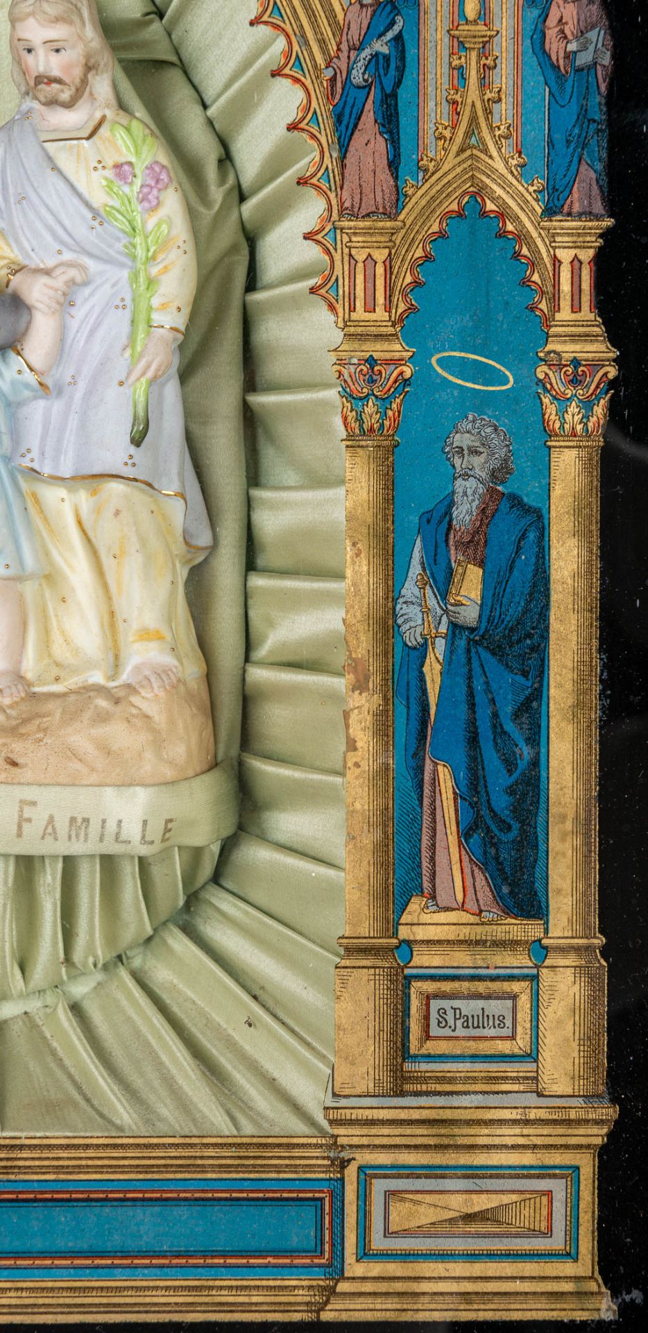 An Eglomisé reverse glass painting in gothic revival style, with a holy family statue made of bisque - Image 6 of 9