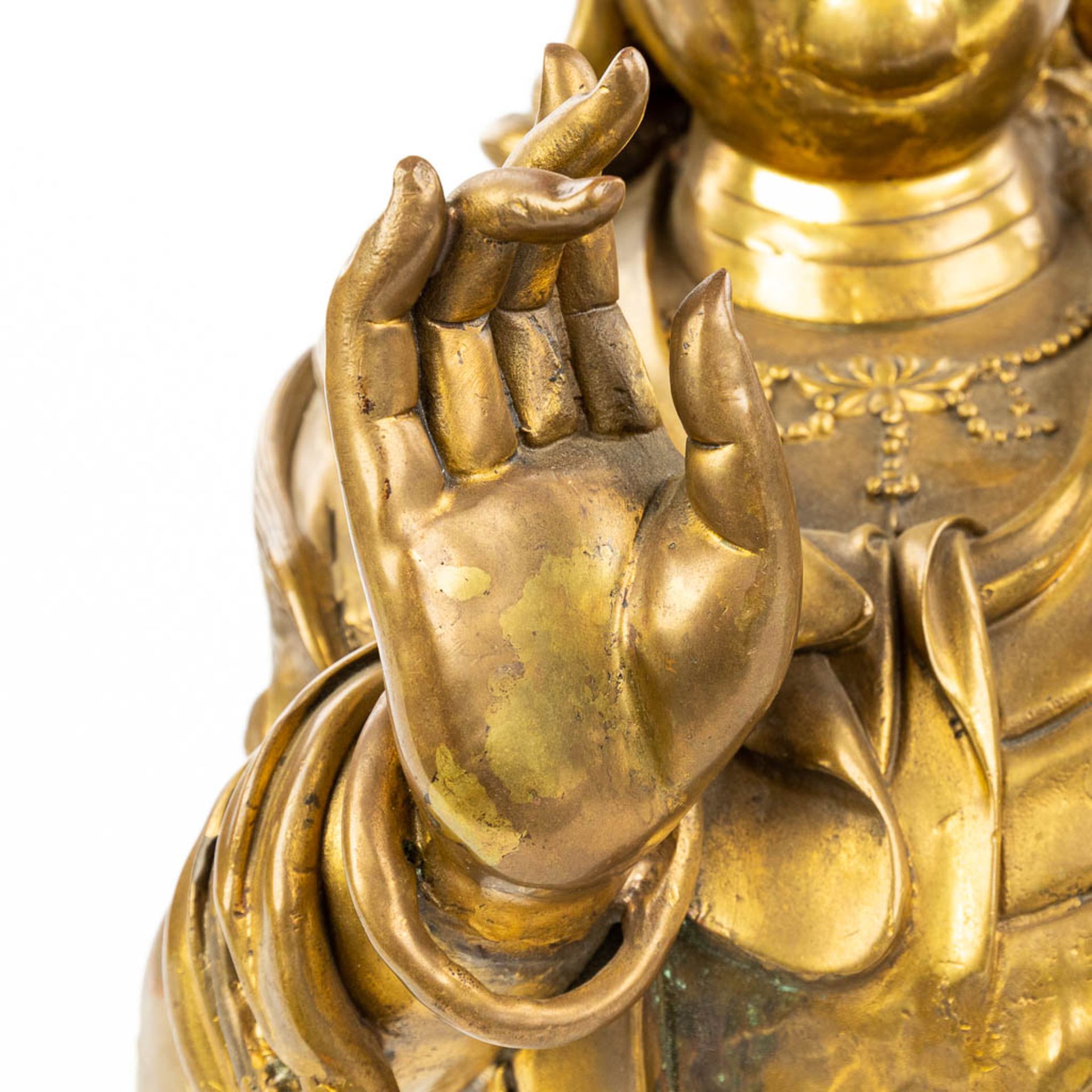 A figurine of Guanyin made of bronze. (H:43cm) - Image 7 of 10