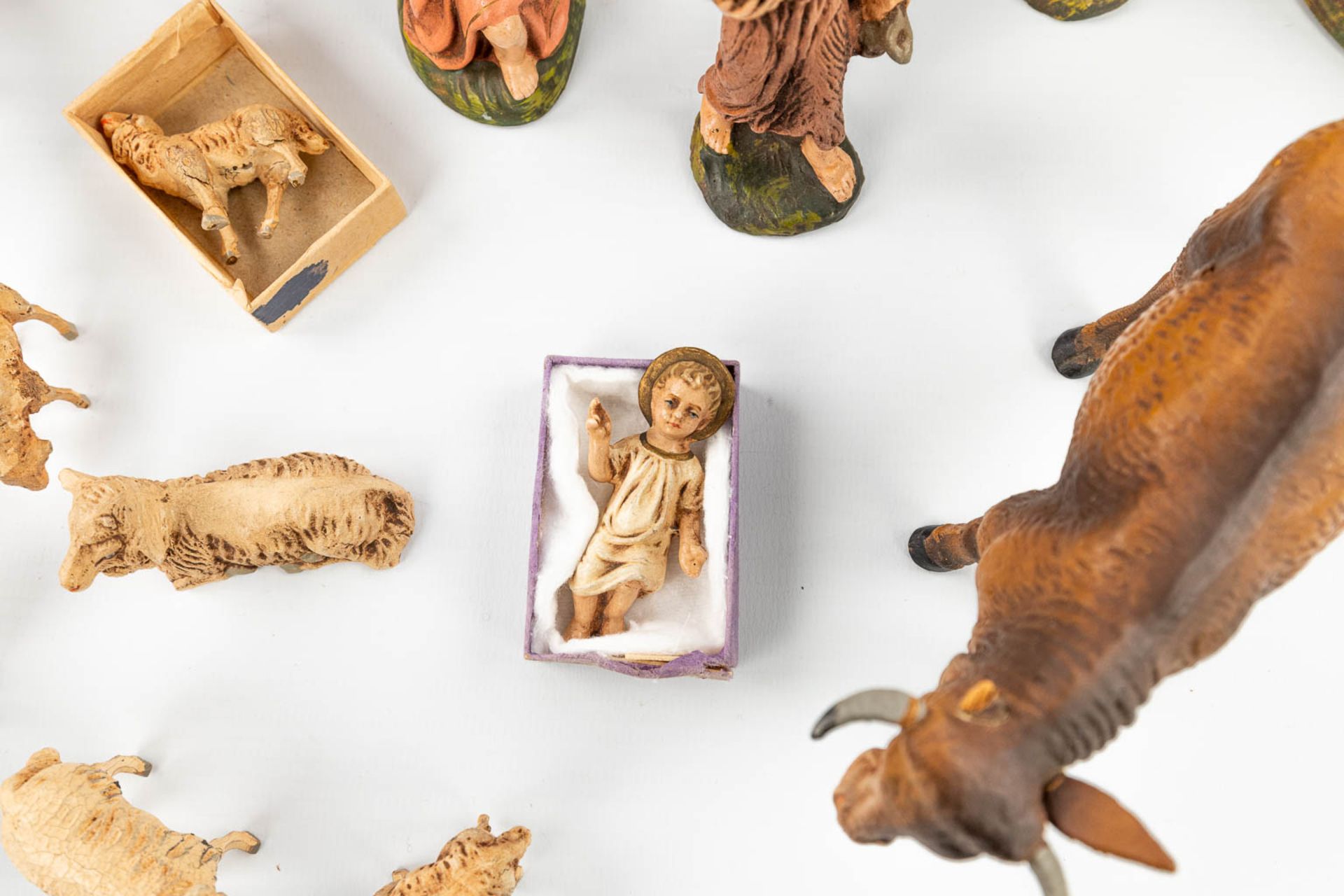 A large and extended Nativity scene with figurines and animals made of papier maché. - Image 4 of 20