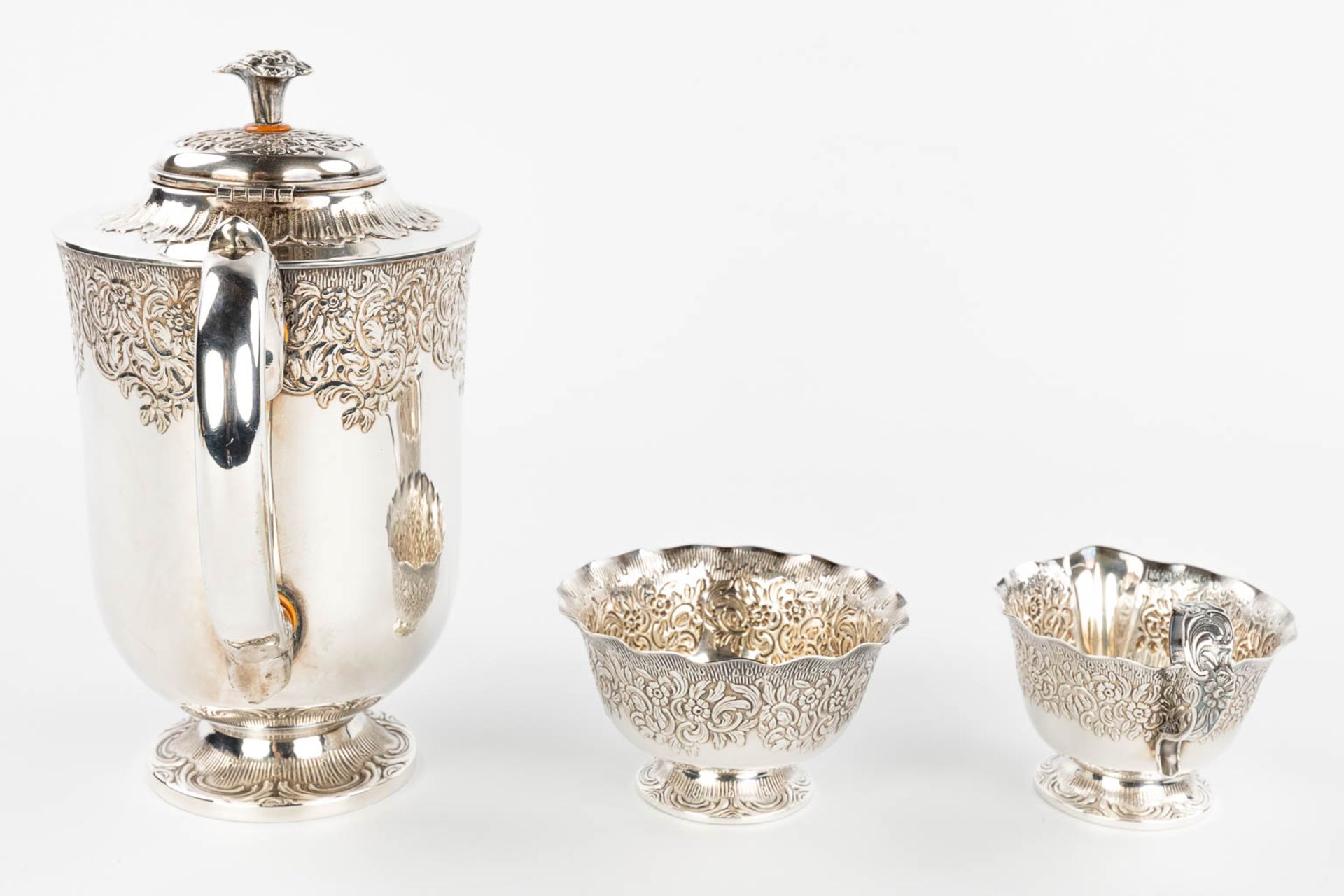 A silver-plated coffee service on a platter with sugar pot, coffee pot and milk jug. (H:22cm) - Image 9 of 18