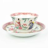 A Chinese cup and saucer with hand-painted decor, probably Qianlong, 18th century. (H:3,5cm)