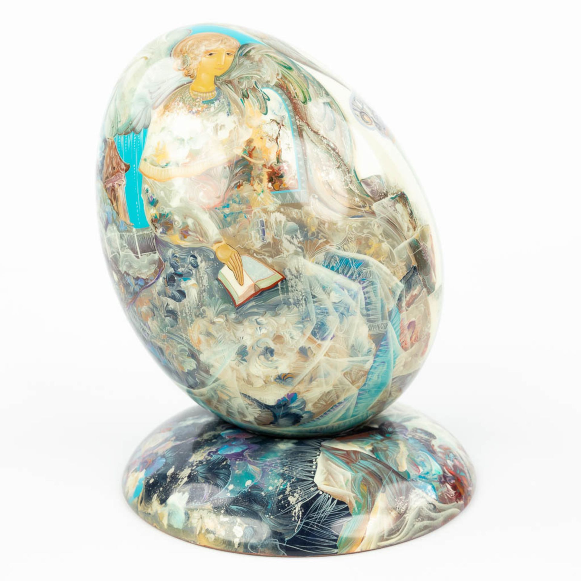 A hand-painted egg on a stand and made of Wood. Marked Stiva Goriachij, made in Russia. (H:17cm) - Image 10 of 15