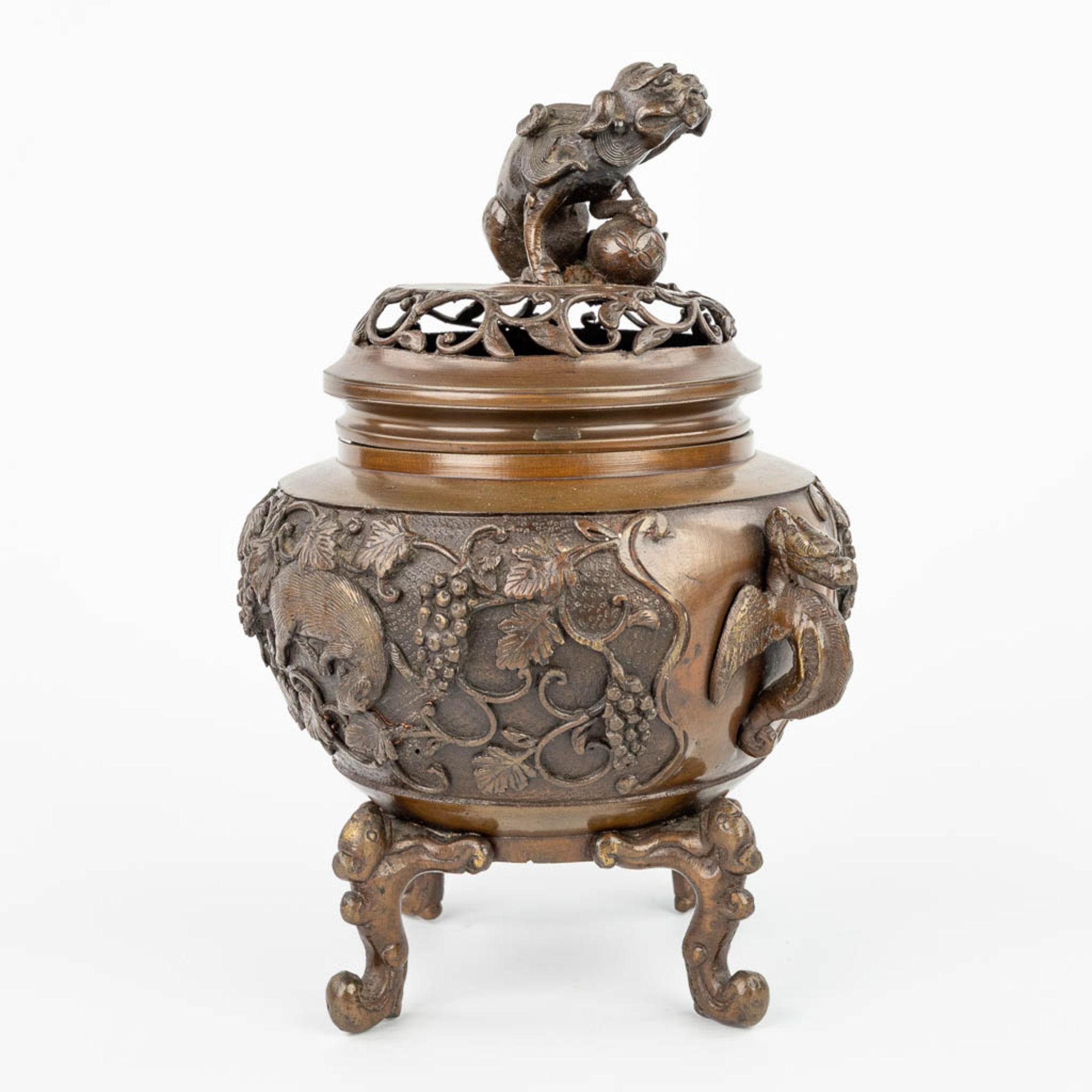 An Oriental Brûle Parfum made of patinated bronze and decorated with figurines. (H:28cm) - Image 8 of 16