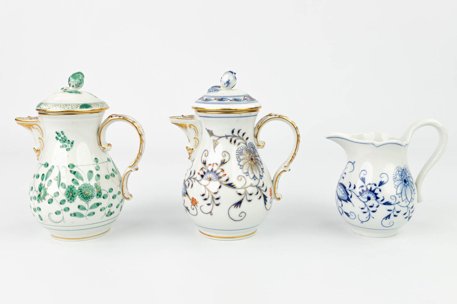 A collection of 2 coffee pots and a milk jug made by Meissen porcelain, 20th century. (H:17cm) - Image 9 of 17