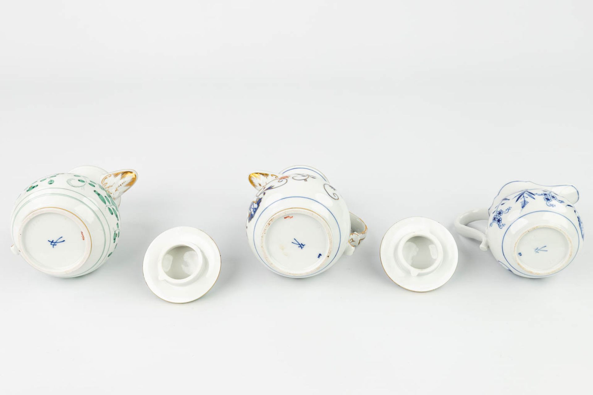 A collection of 2 coffee pots and a milk jug made by Meissen porcelain, 20th century. (H:17cm) - Image 4 of 17