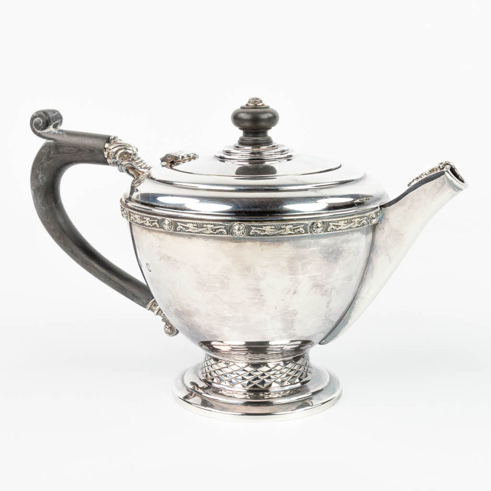 A fine silver teapot with ebony handles and made in Ireland, 1977. (H:16,5cm)