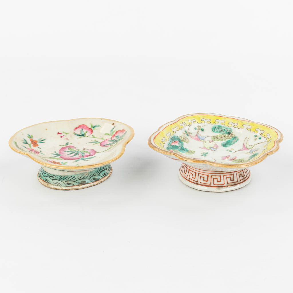 A collection of 2 Oriental bowls with images of peaches and fish. 19th century. (H:3,5cm)