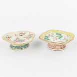 A collection of 2 Oriental bowls with images of peaches and fish. 19th century. (H:3,5cm)