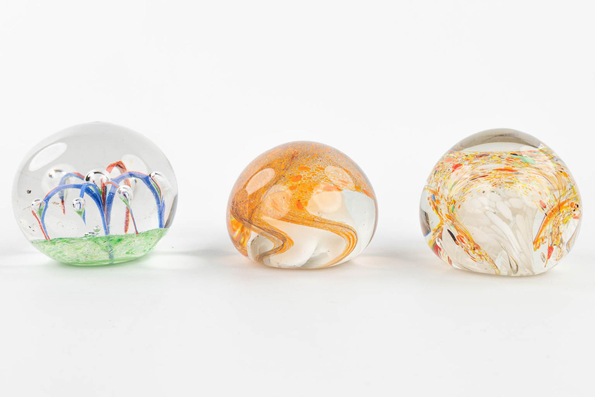 A collection of 7 paperweights made in Murano and decorated with abstract glass art. (H:7,5cm) - Image 13 of 14