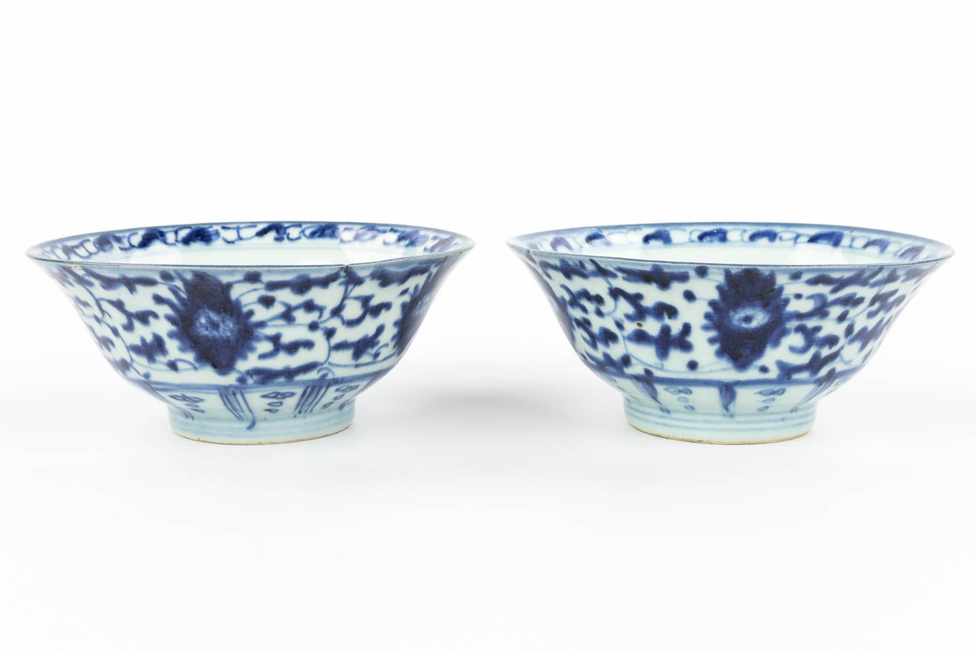 A pair of Chinese bowls made of porcelain with a blue-white decor. (H:7,2cm) - Image 5 of 13