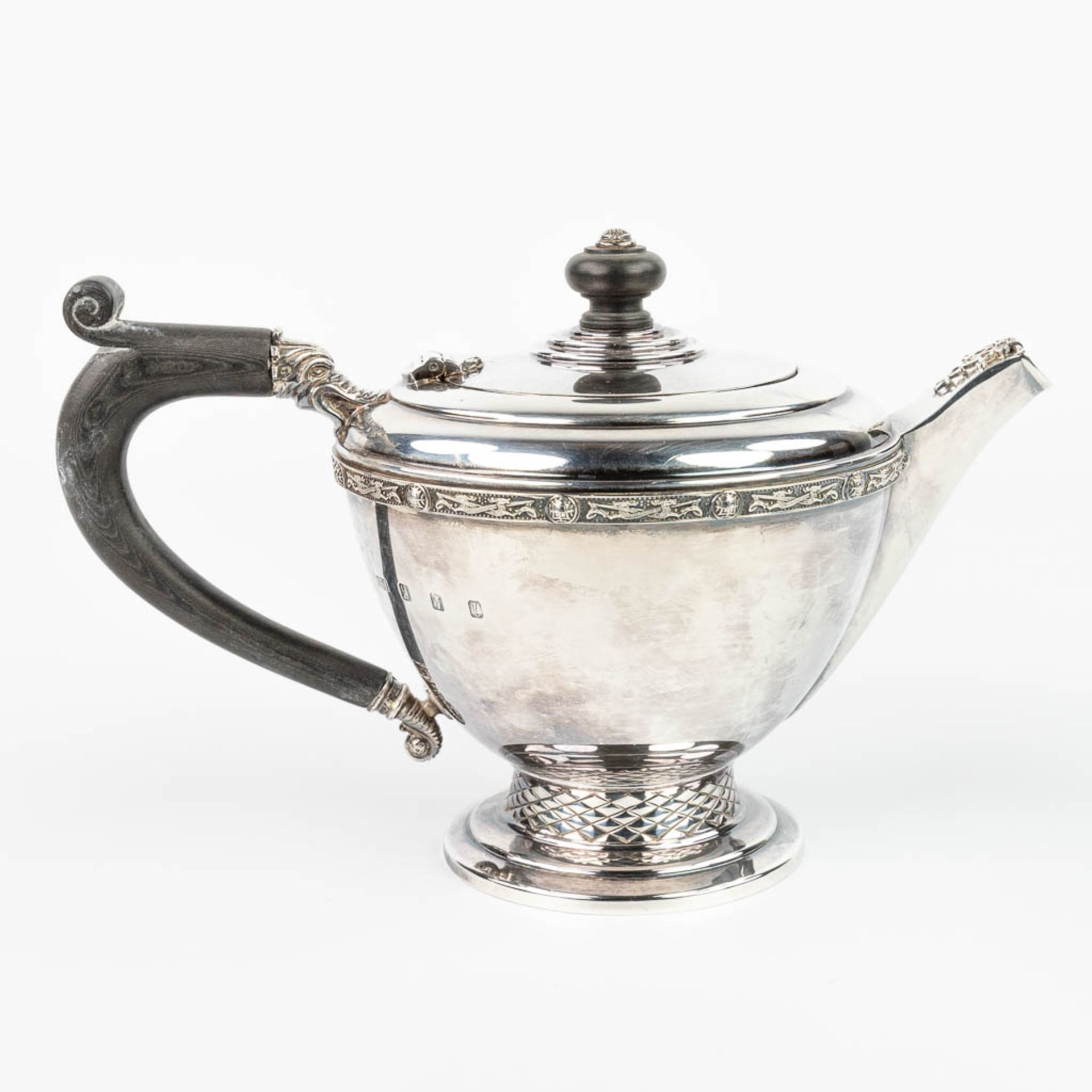 A fine silver teapot with ebony handles and made in Ireland, 1977. (H:16,5cm) - Image 7 of 18