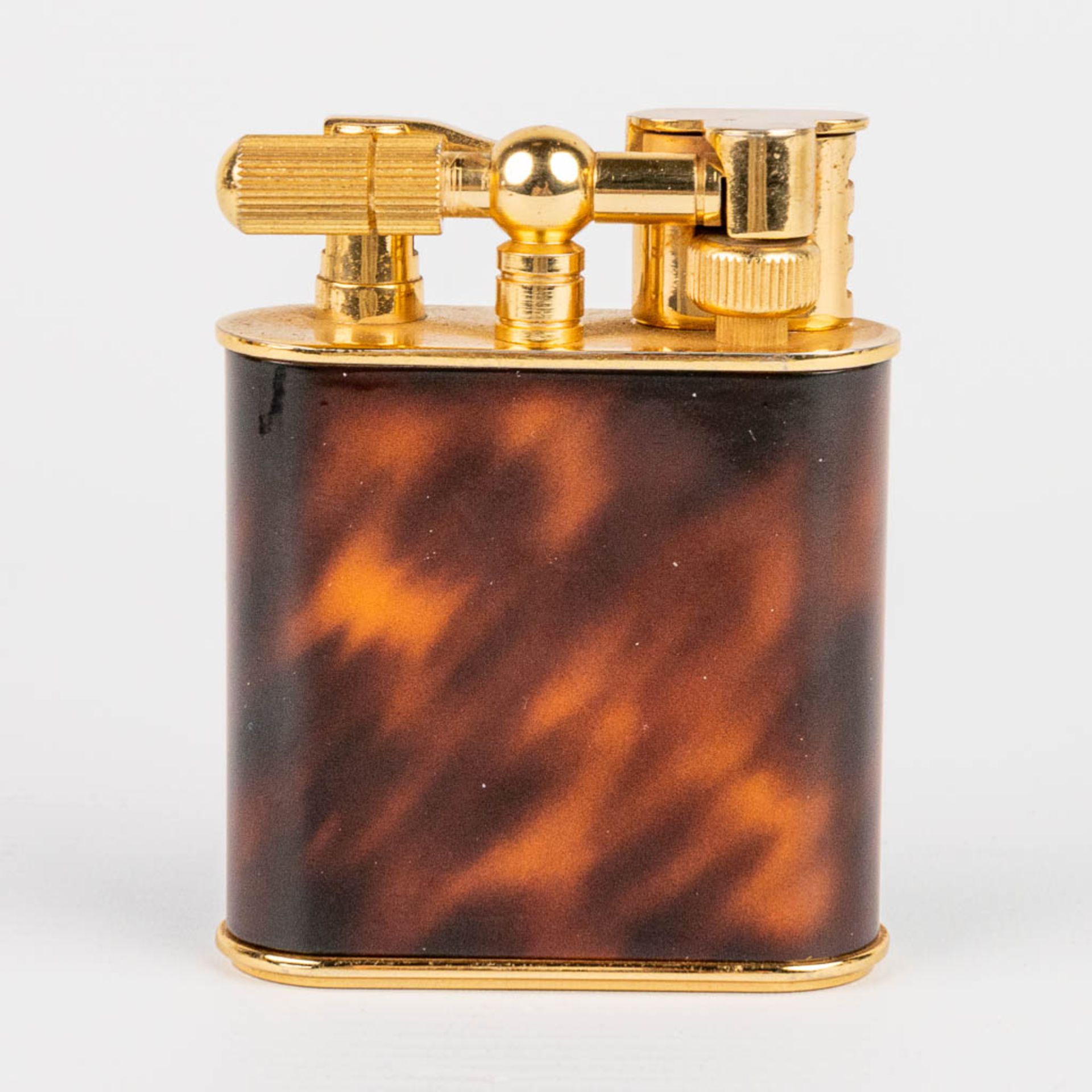 A gold-plated table lighter, decorated with tortoiseshell and marked Maxim. In working condition. (H - Image 5 of 9
