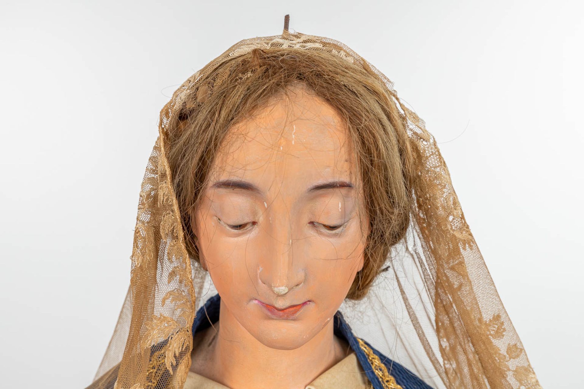 A procession madonna with robes, real hair and made of sculptured wood. 19th century. - Image 7 of 13