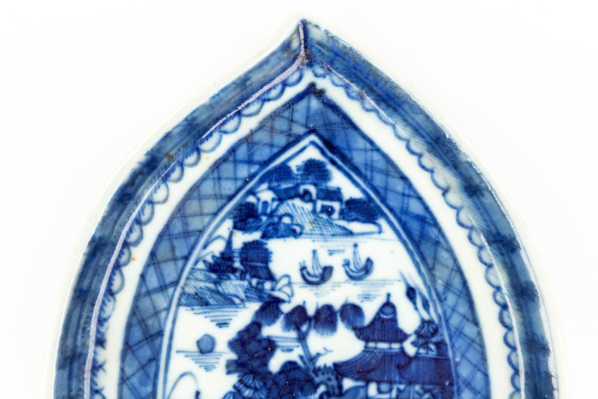 A Chinese dish made of porcelain with a blue-white landscape decor. - Image 8 of 10