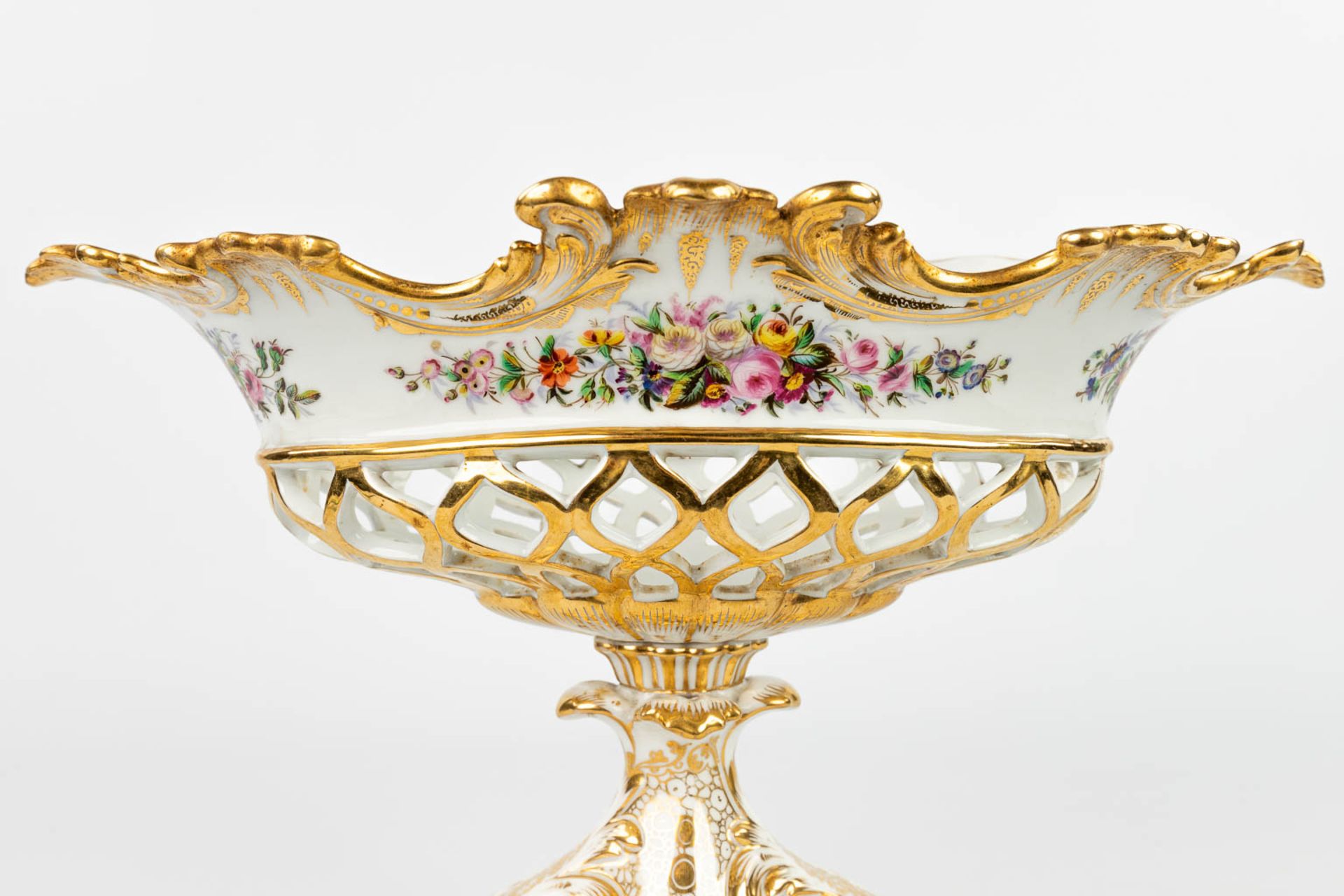 A table centrepiece made of Brussels Porcelain in Louis Philippe style, with hand-painted decor. (H: - Image 6 of 13