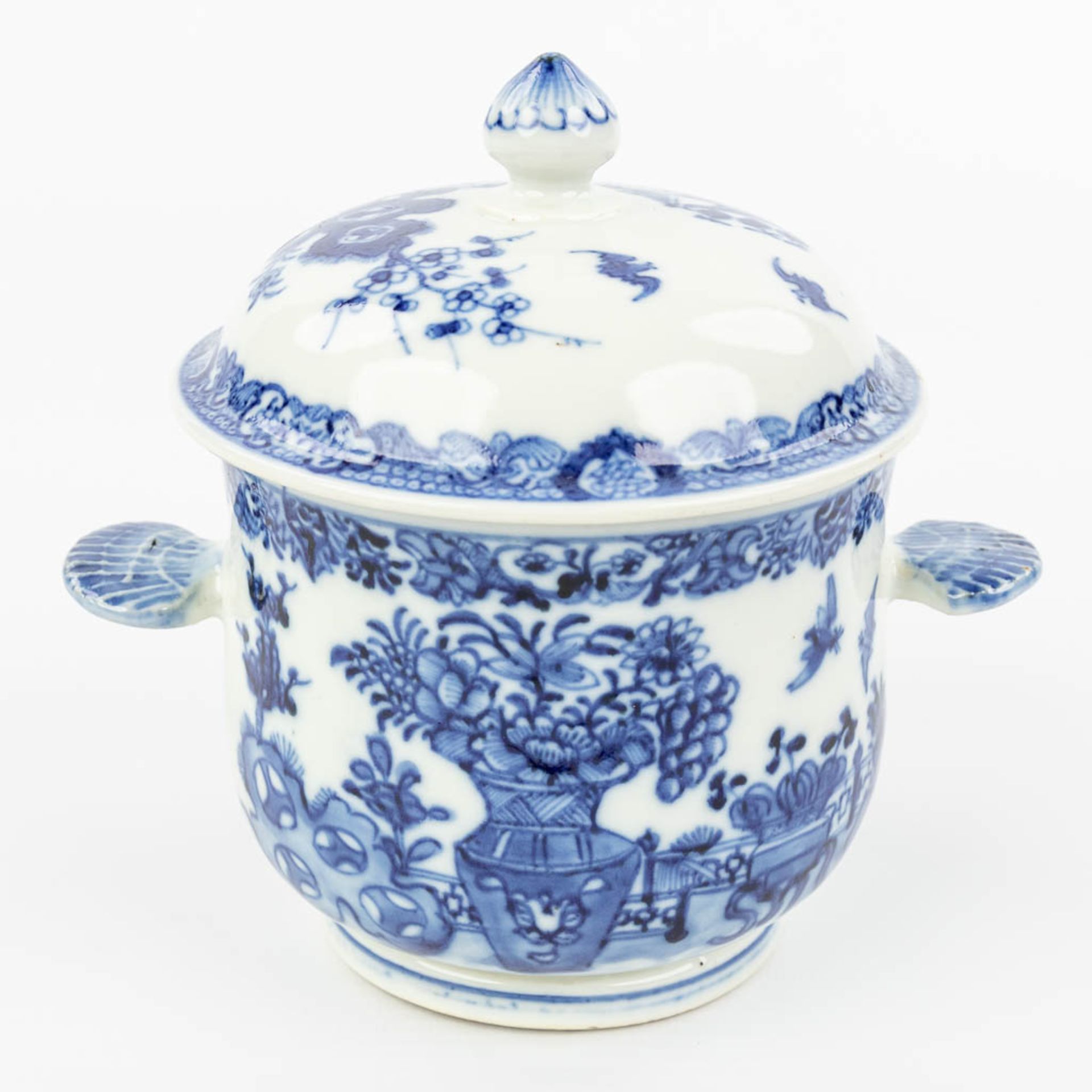 A Chinese jar with lid made of porcelain and decorated with flowers and birds. (H:13,5cm) - Image 4 of 12