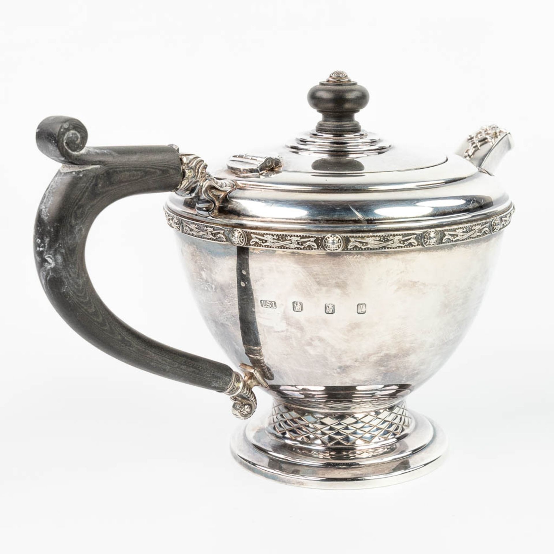 A fine silver teapot with ebony handles and made in Ireland, 1977. (H:16,5cm) - Image 4 of 18