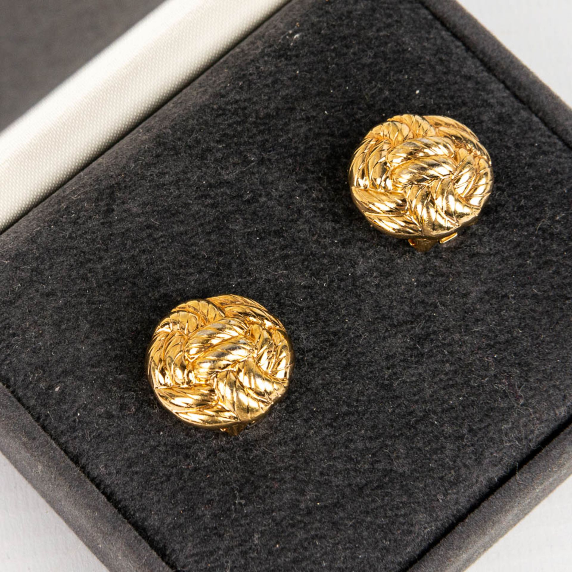 A pair of button covers made by Christian Dior, gold-plated. - Image 6 of 6