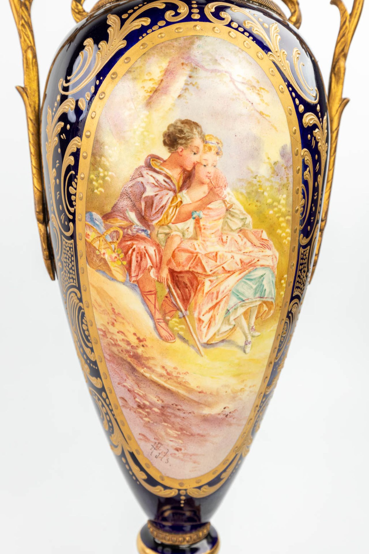 Een paar vazen gemaakt uit porselein en gemonteerd met brons, Sèvres. handgeschilderd decor gemerkt - Image 10 of 17