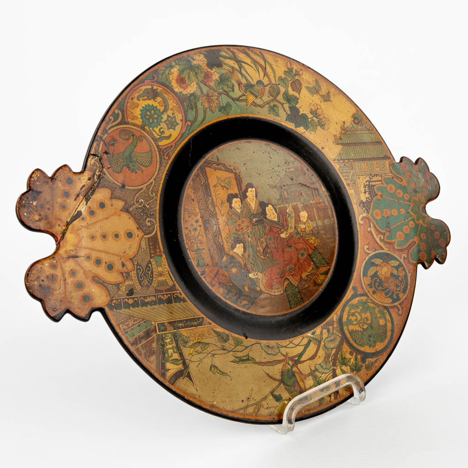 A display plate with Japanese images and made of Papier Maché. (H:26,5cm) - Bild 6 aus 12