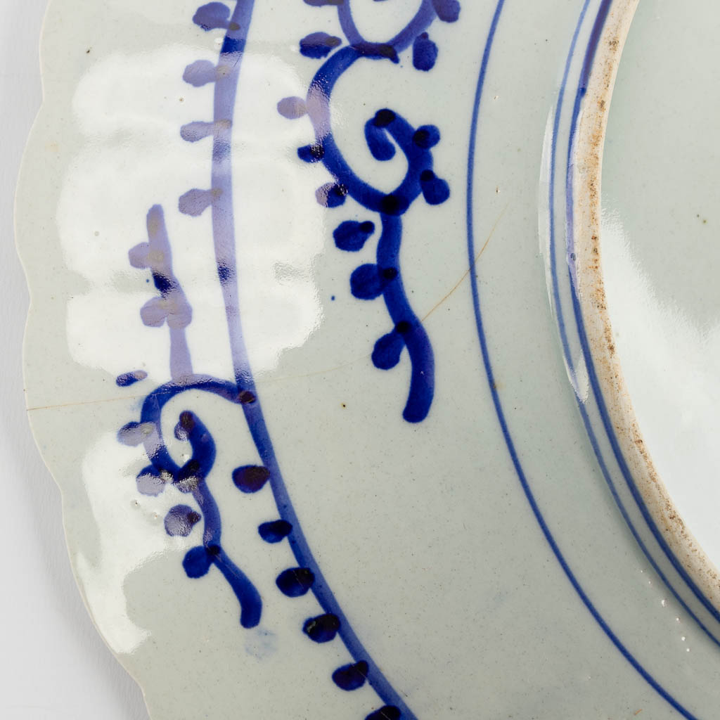 A large Japanese plate made of Imari porcelain. - Image 5 of 12